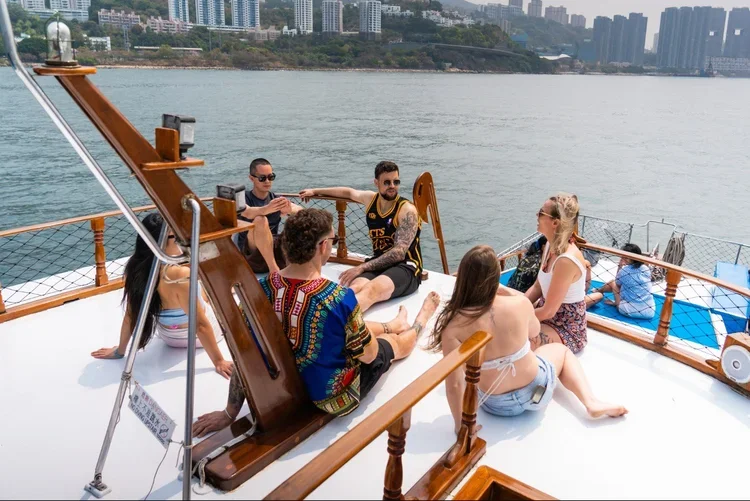 friends-relaxing-on-junk-boat-bow (1).webp