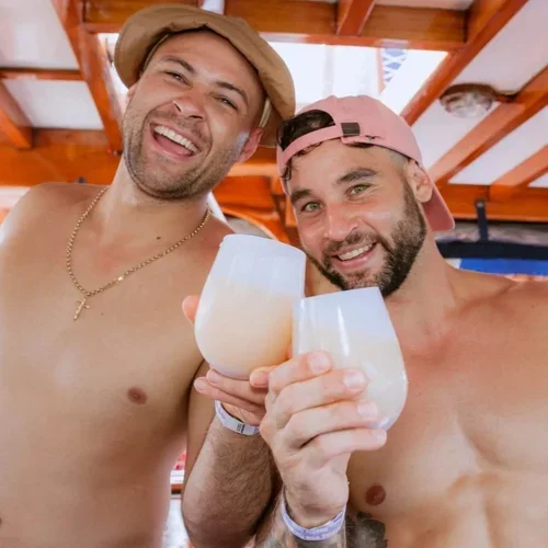 junk-boat-party-drinks-cheers (1).webp