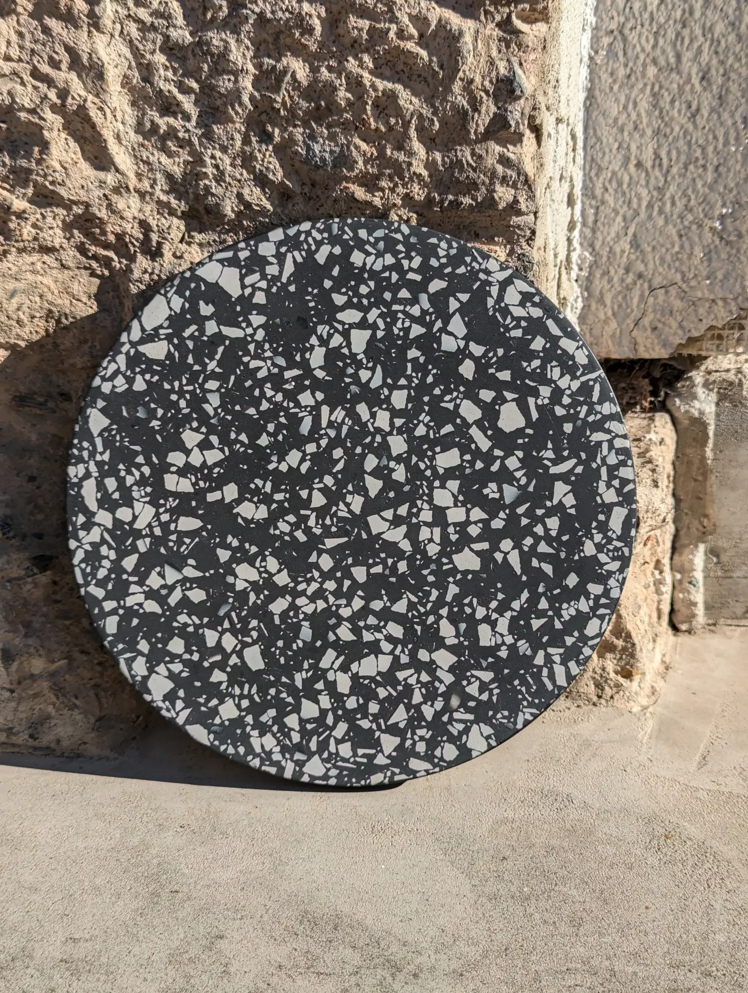 studio-wahoo-terrazzo-tablett-sw-olivblad-02.webp