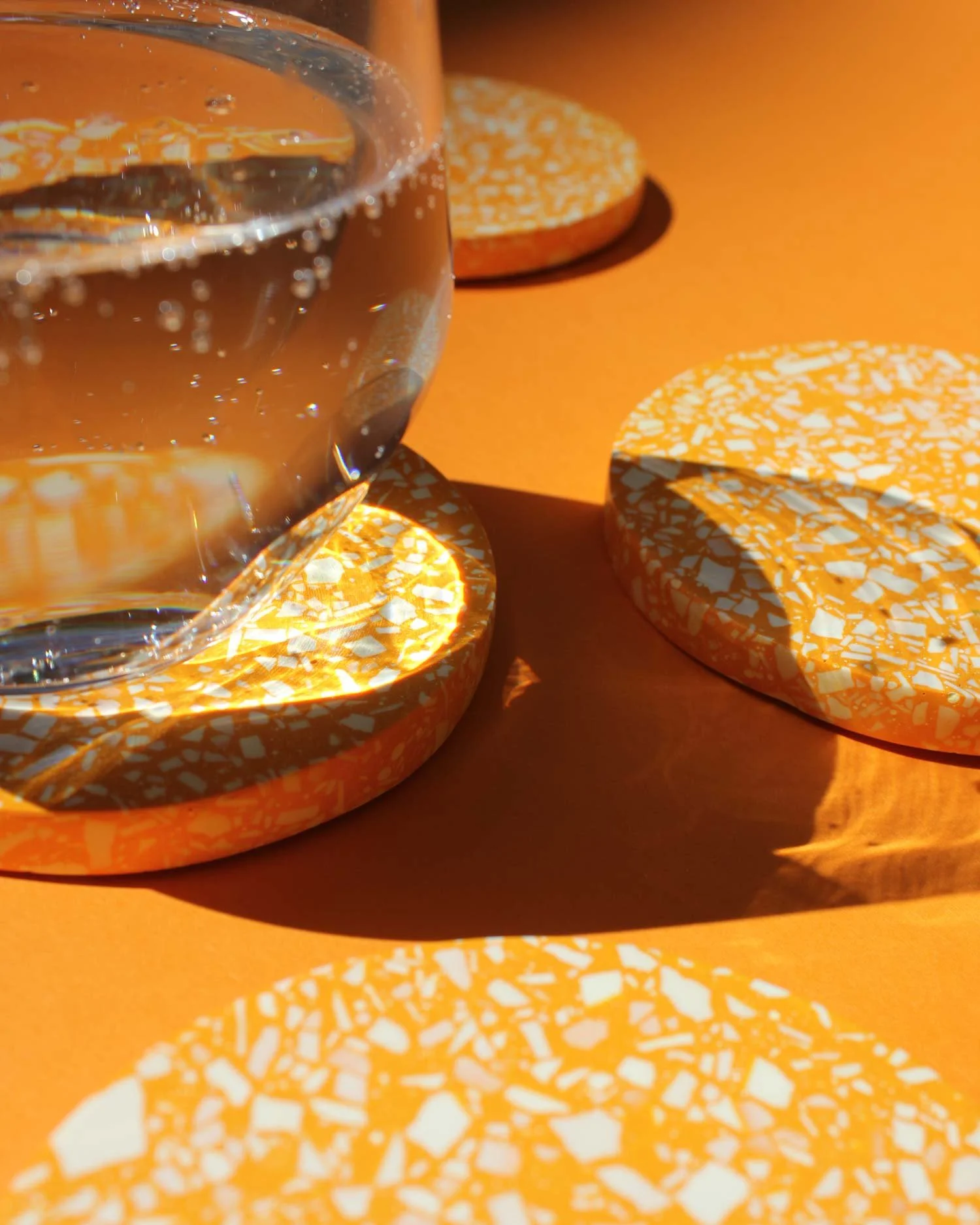 Studio-Wahoo-Terrazzo-Untersetzer-orange-02.jpg