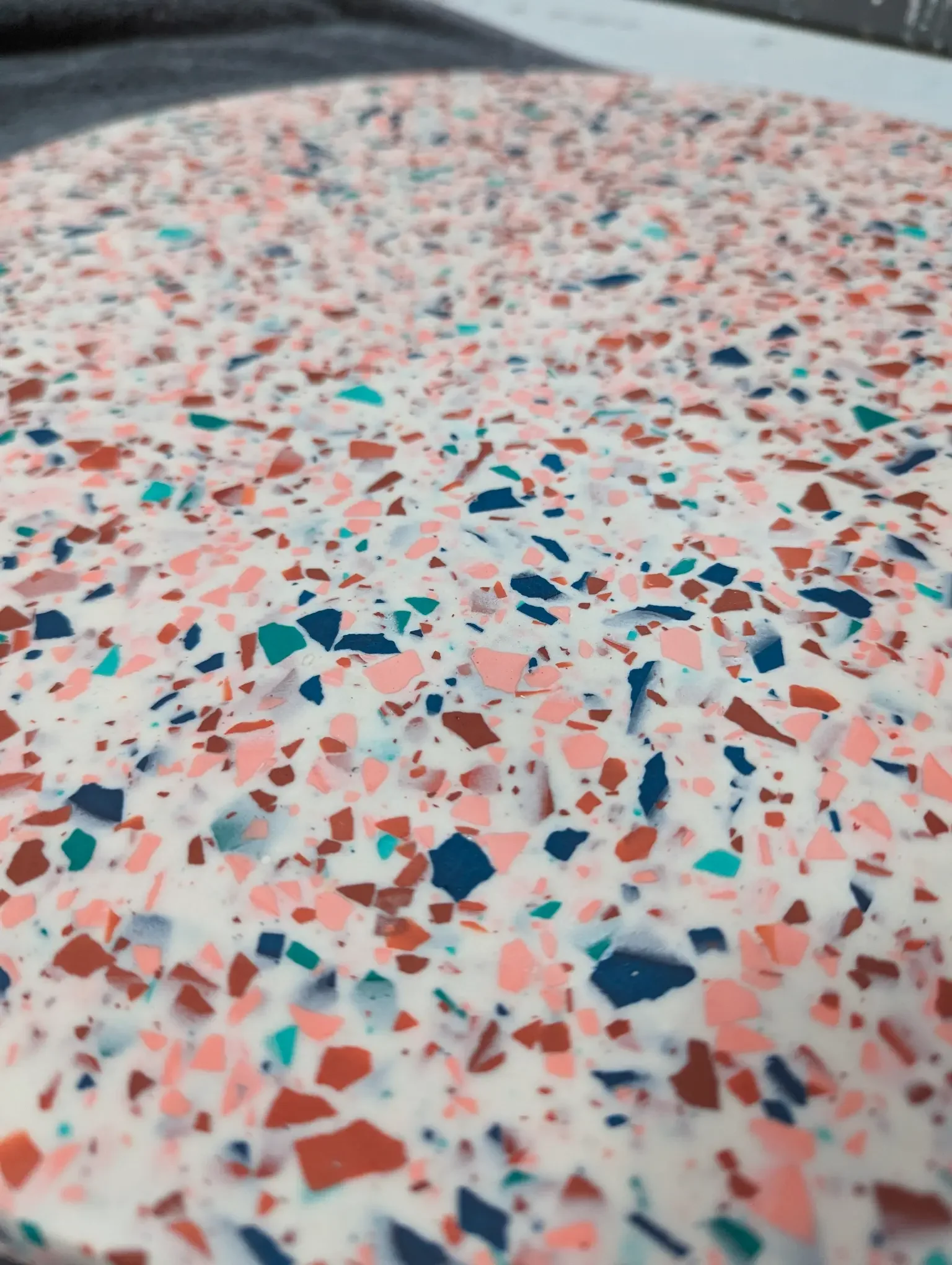 Studio-Wahoo-terrazzo-tischplatte-workshop-01.webp