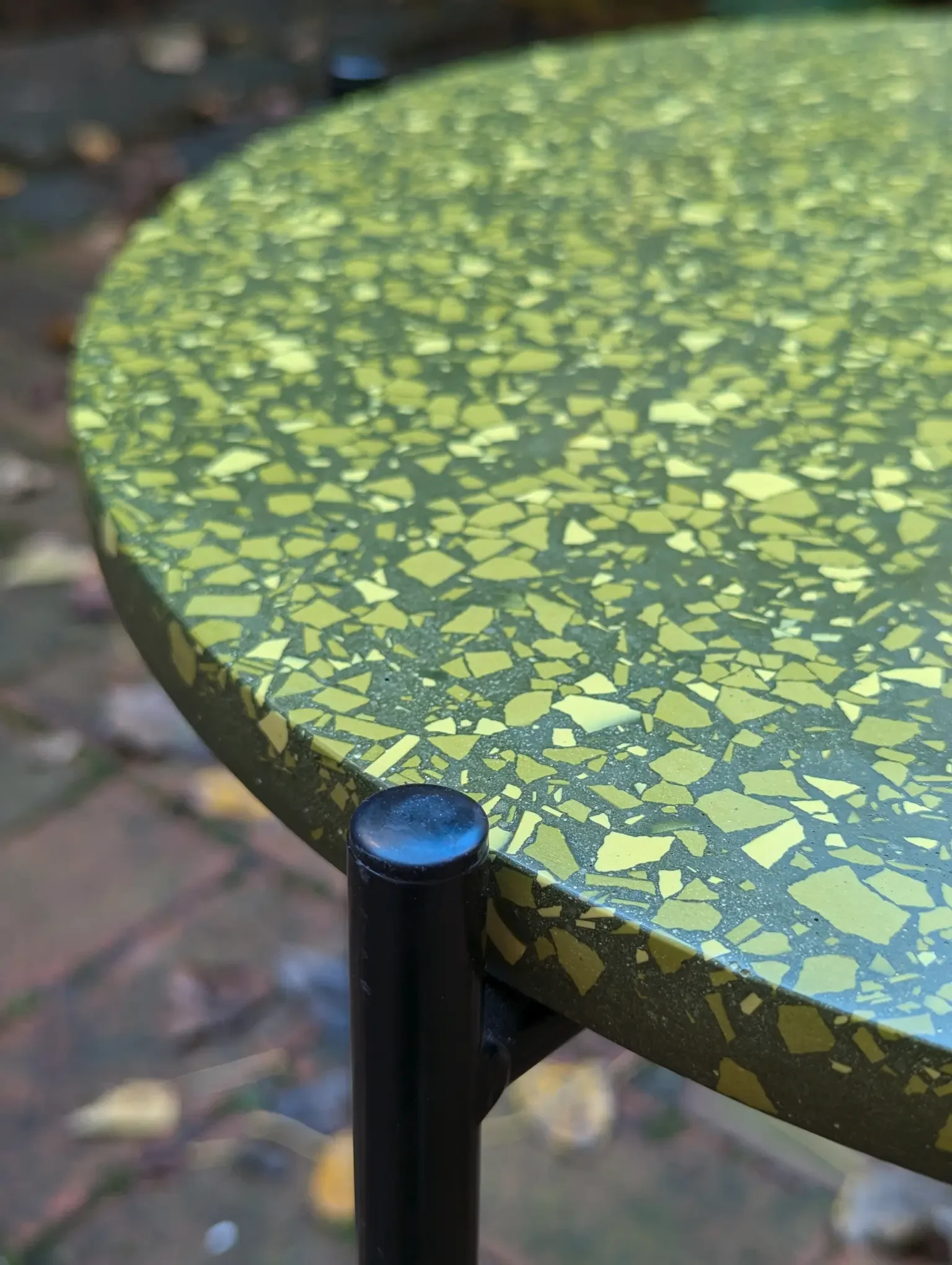 Terrazzo TABLETOP „Olive-Green“ (Ø 44 cm)
