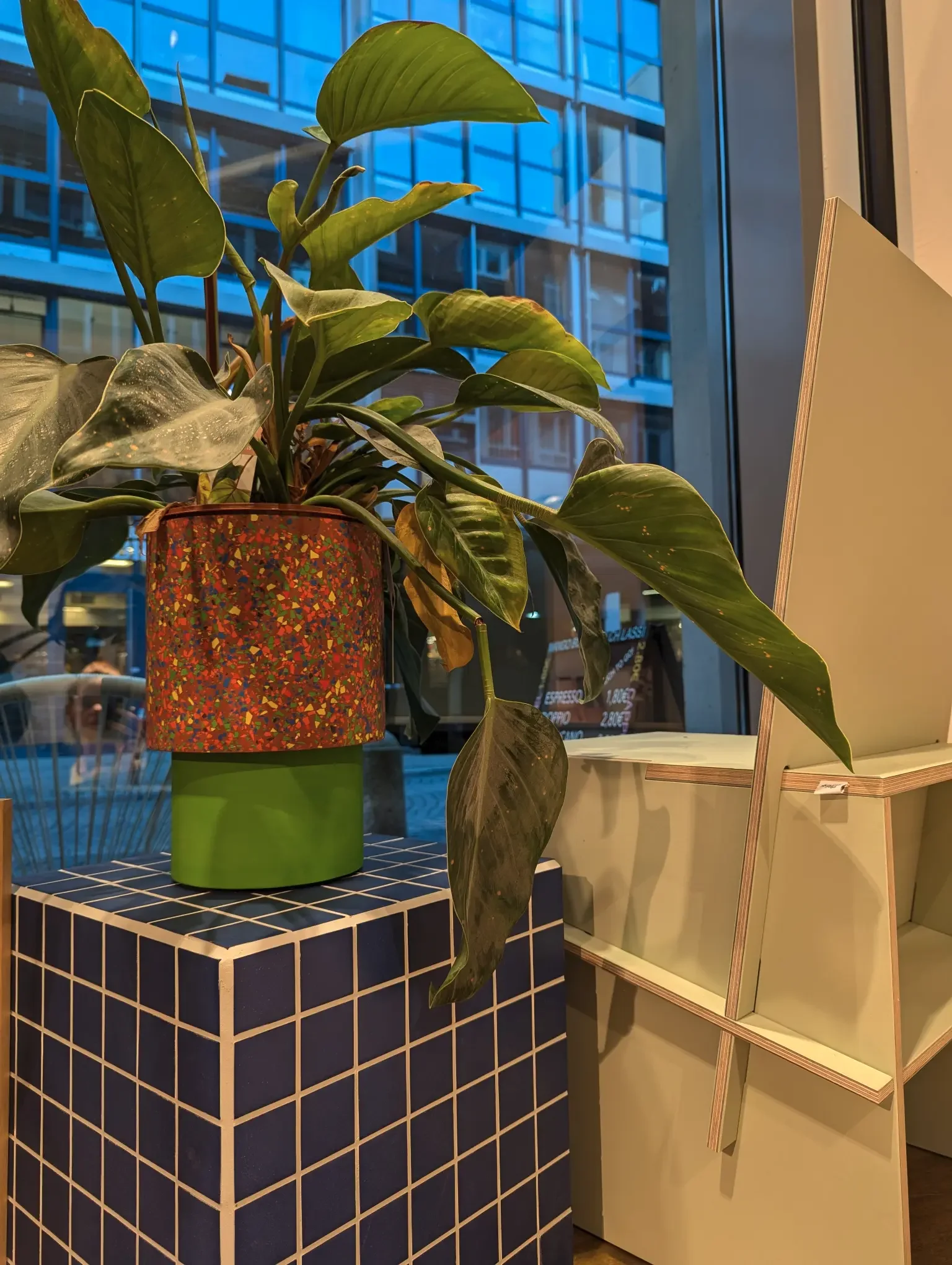 Studio-Wahoo-terrazzo-plant-pot-oxid-red-01.webp