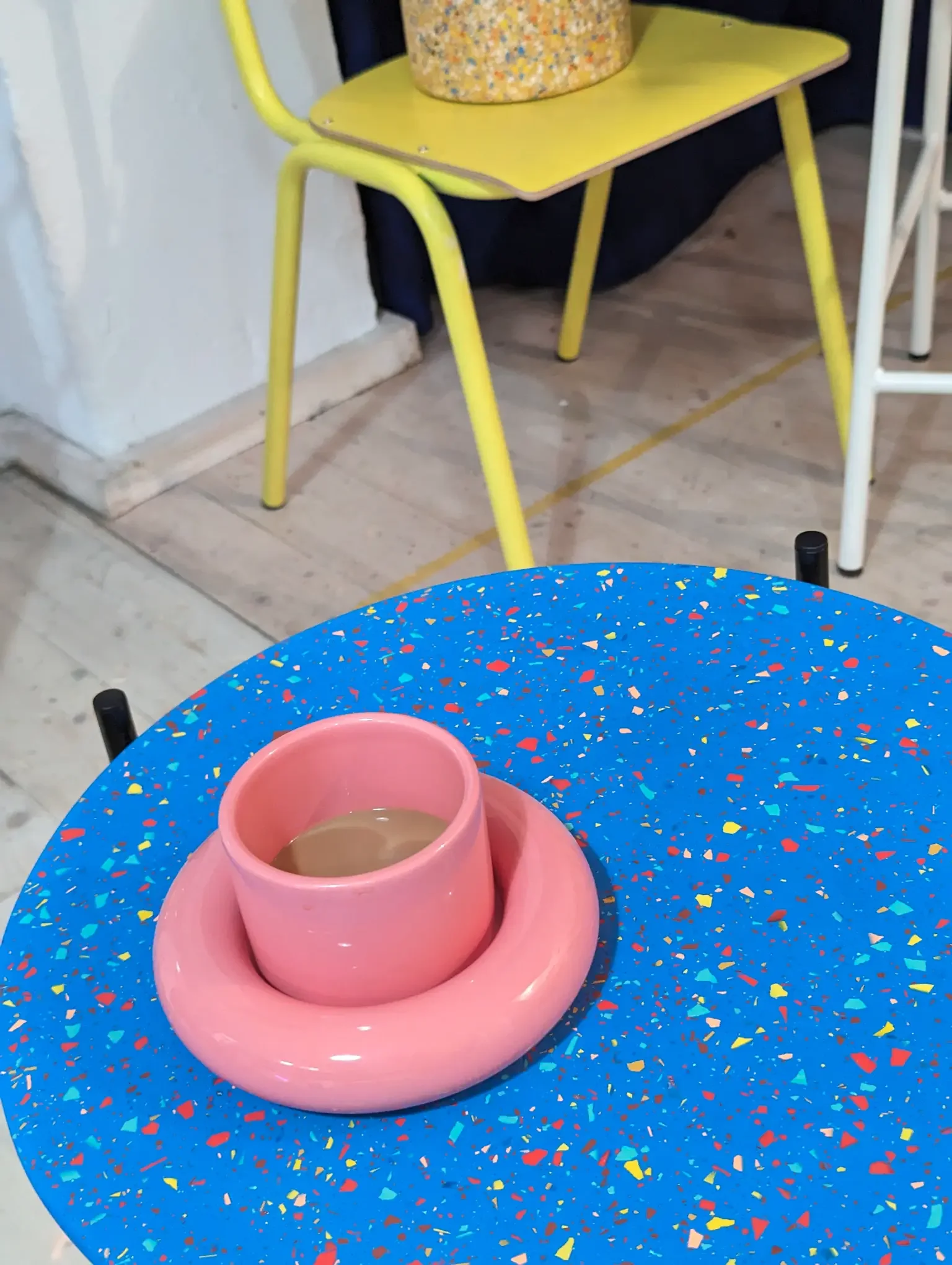 Studio-Wahoo-terrazzo-tischplatte-workshop-03.webp