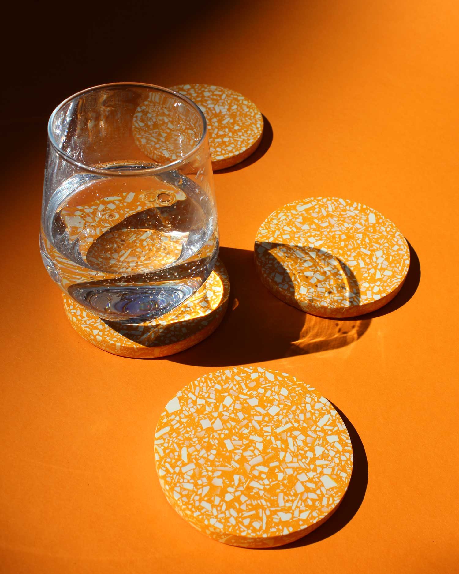 Terrazzo Untersetzer Set „Orange“ – Jesmonite
