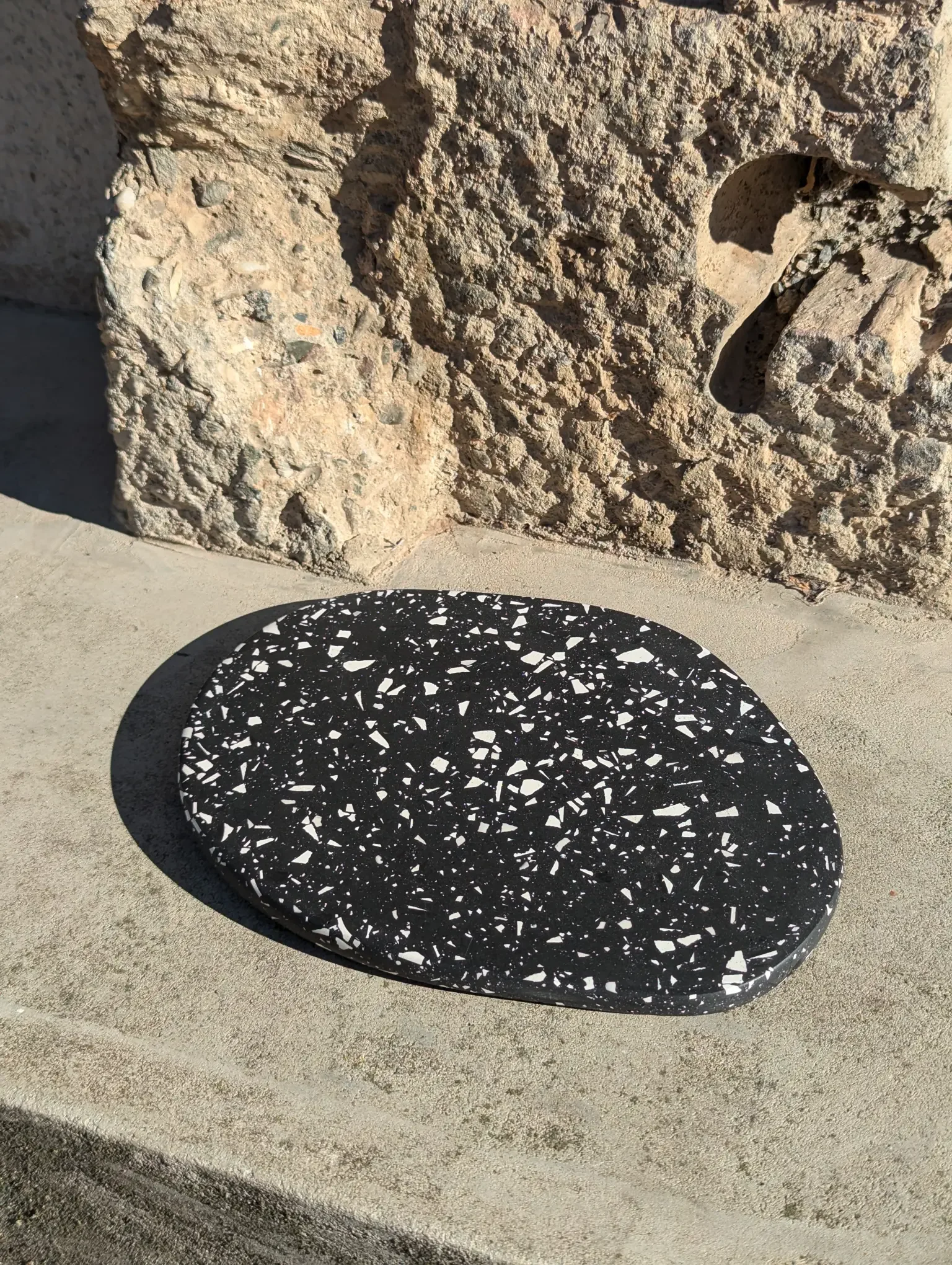 DROPS „Black & White“ (19,5 cm) – handgefertigtes Terrazzo-Tablett