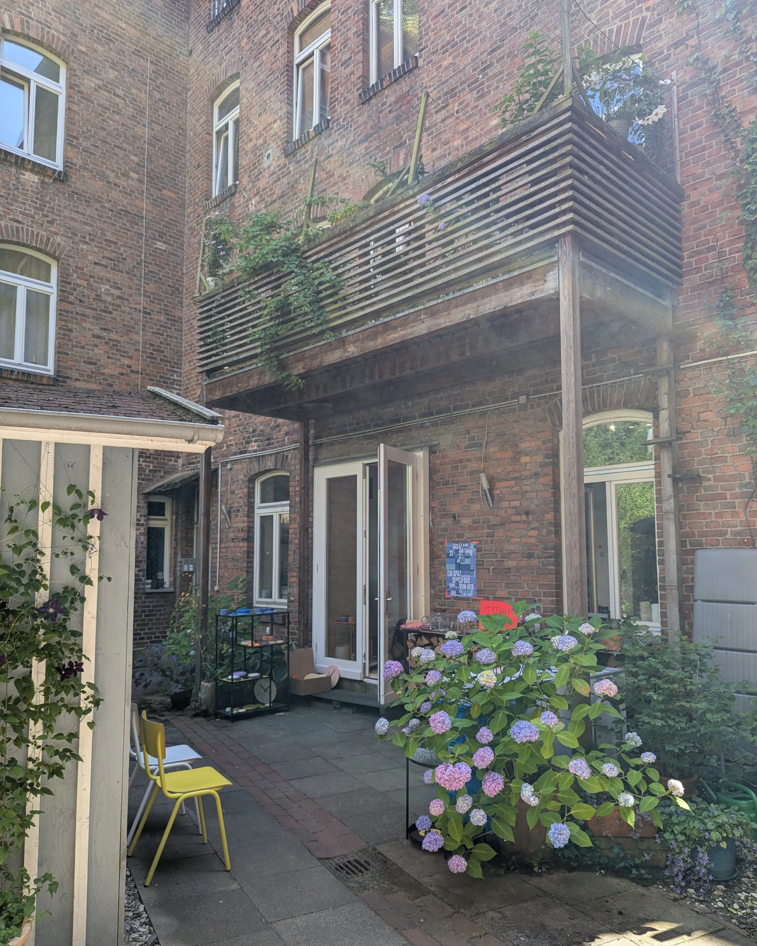 Studio Wahoo idyllisch gelegen im Hinterhof. Ebenerdig und mit Werkstattcharme. Hier kann kreativ gearbeitet werden.