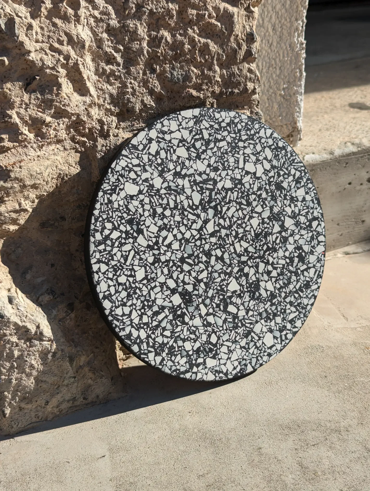 studio-wahoo-terrazzo-tablett-sw-olivblad-01.webp