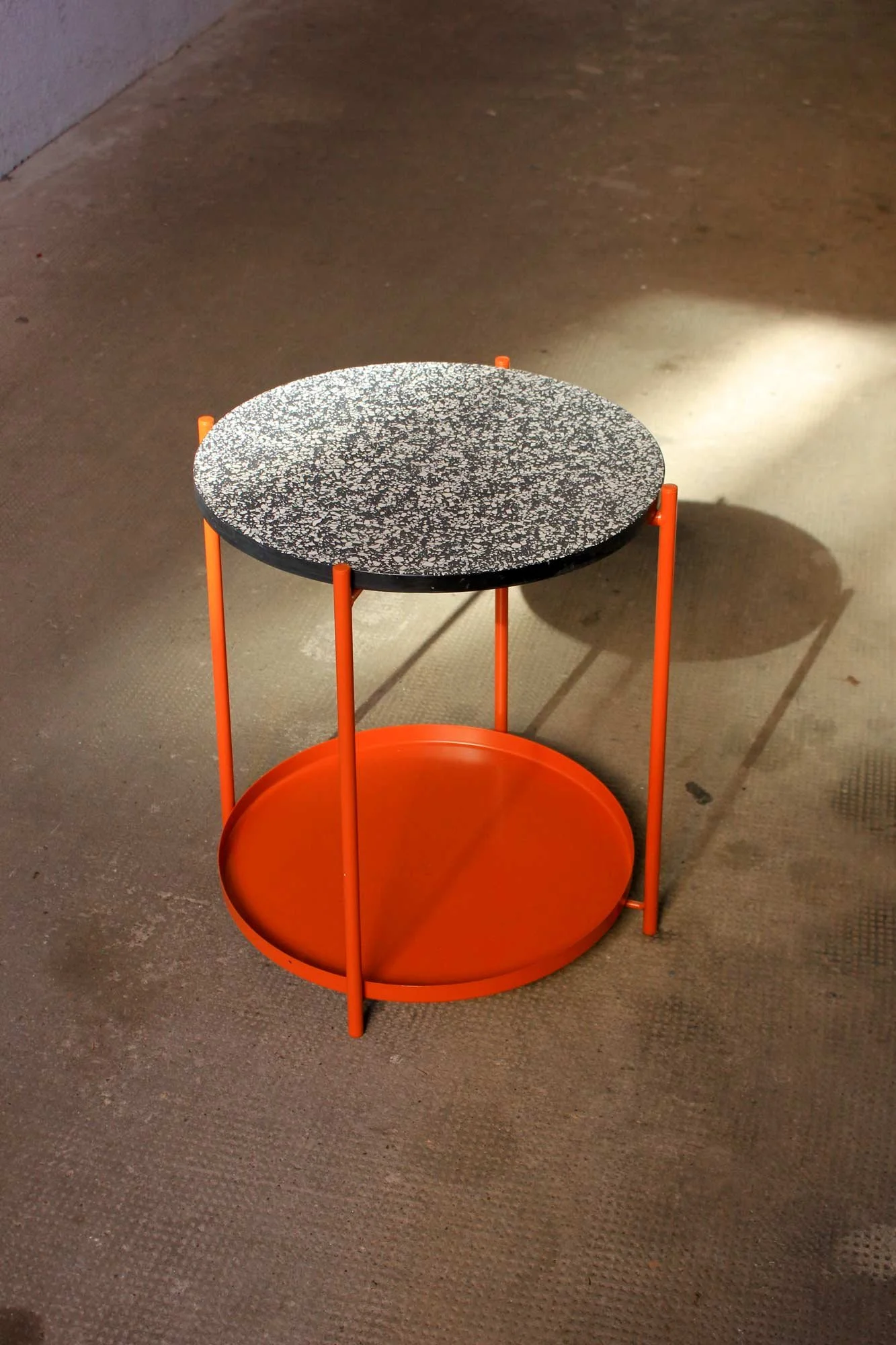 Terrazzo TABLETOP Schwarz-Weiß Ø 44 cm – handgefertigte Jesmonite Tischplatte