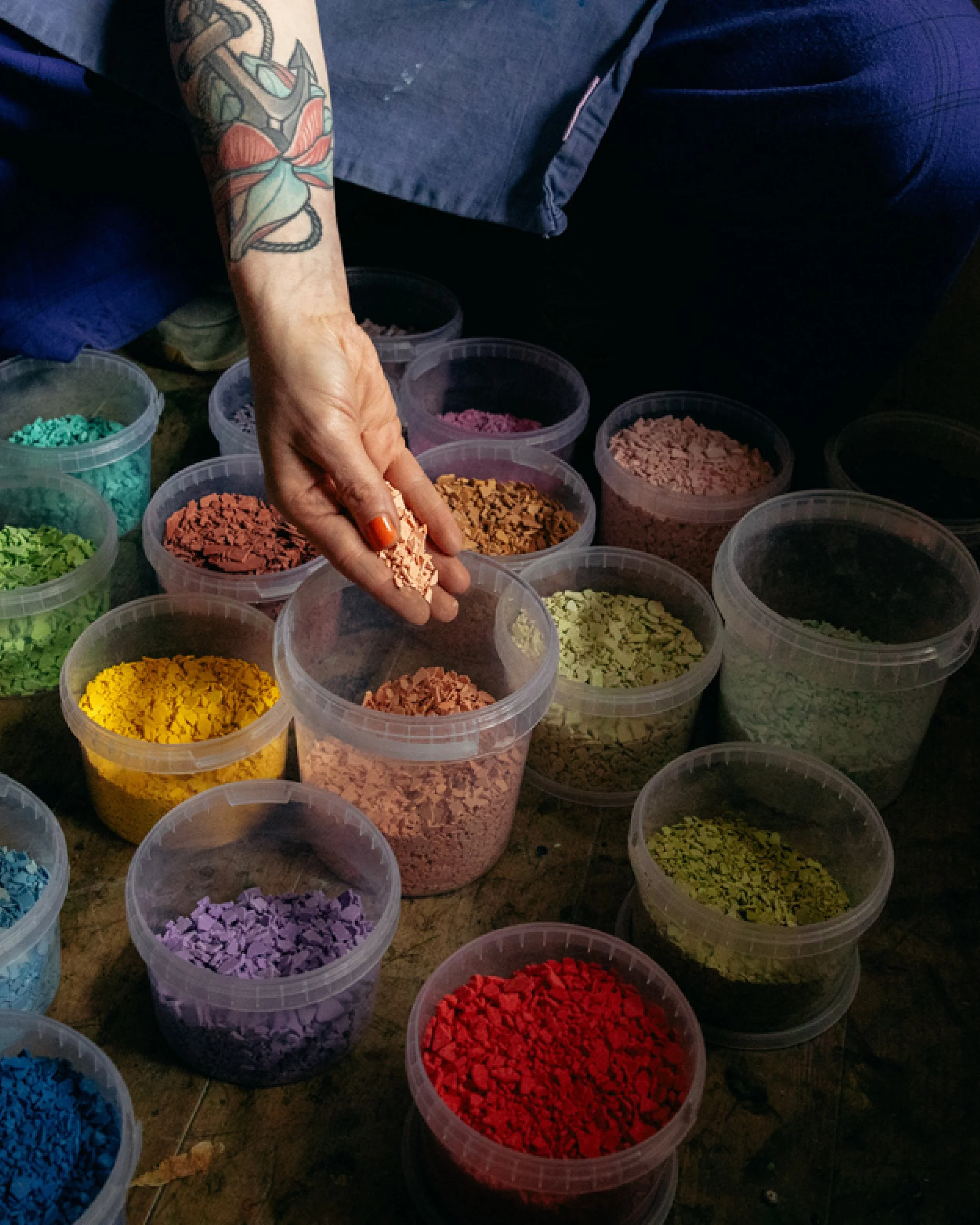 Wir lieben Farbe: Eine große Auswahl an unseren selbstgefertigten Terrazzochips.