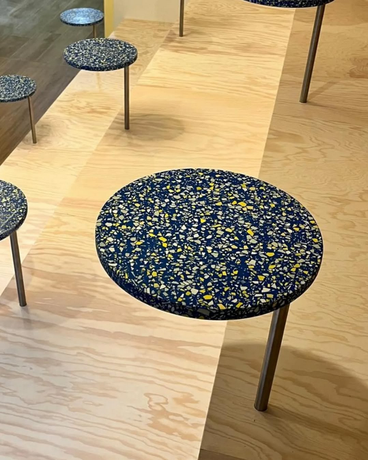 Farbabgestimmte Terrazzo-Oberfläche für Workshopmöbel im Raumkonzept