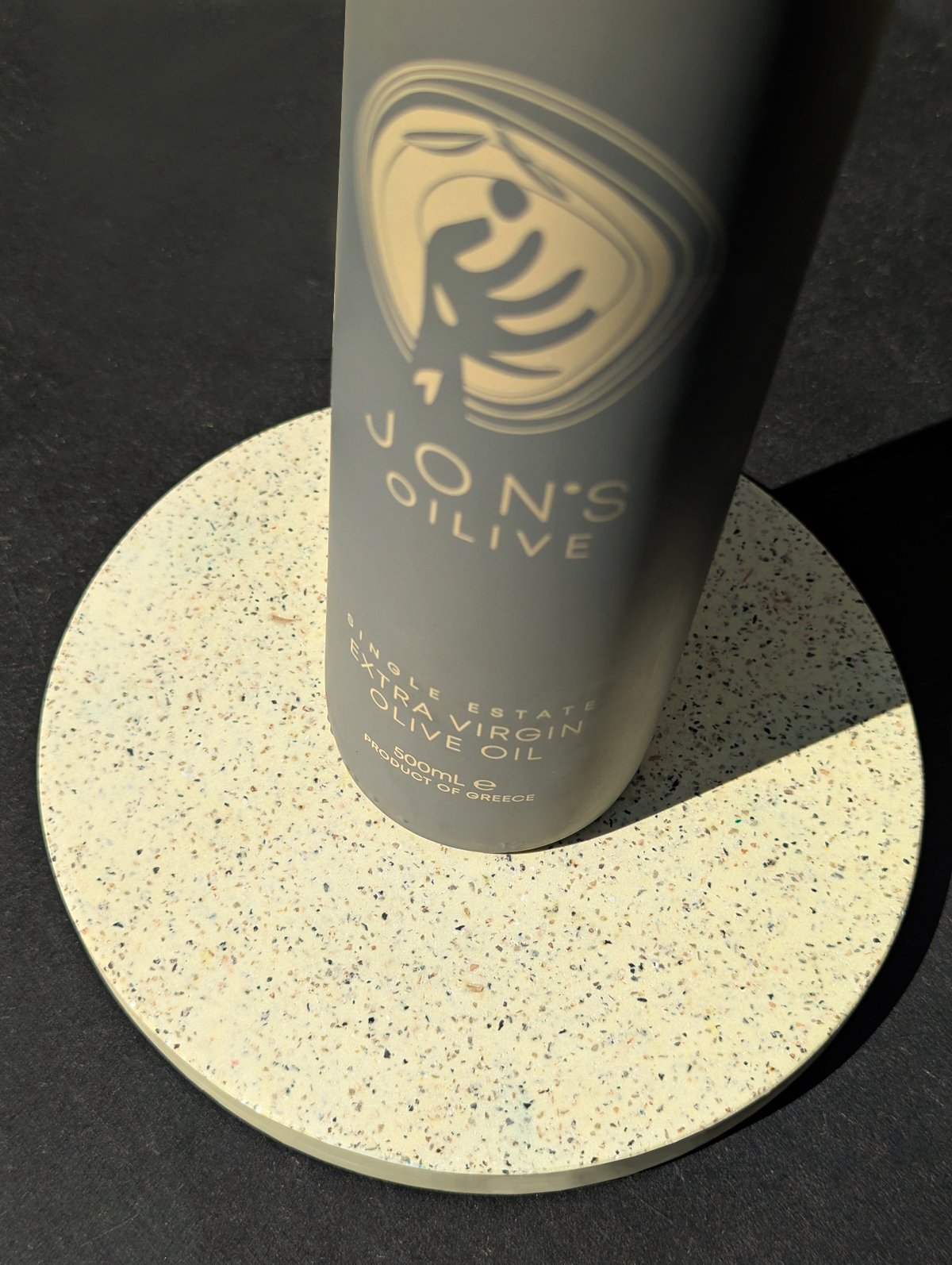 Terrazzo-Platte mit echten Olivenblättern für Olivenöl-Marke Jons Olive