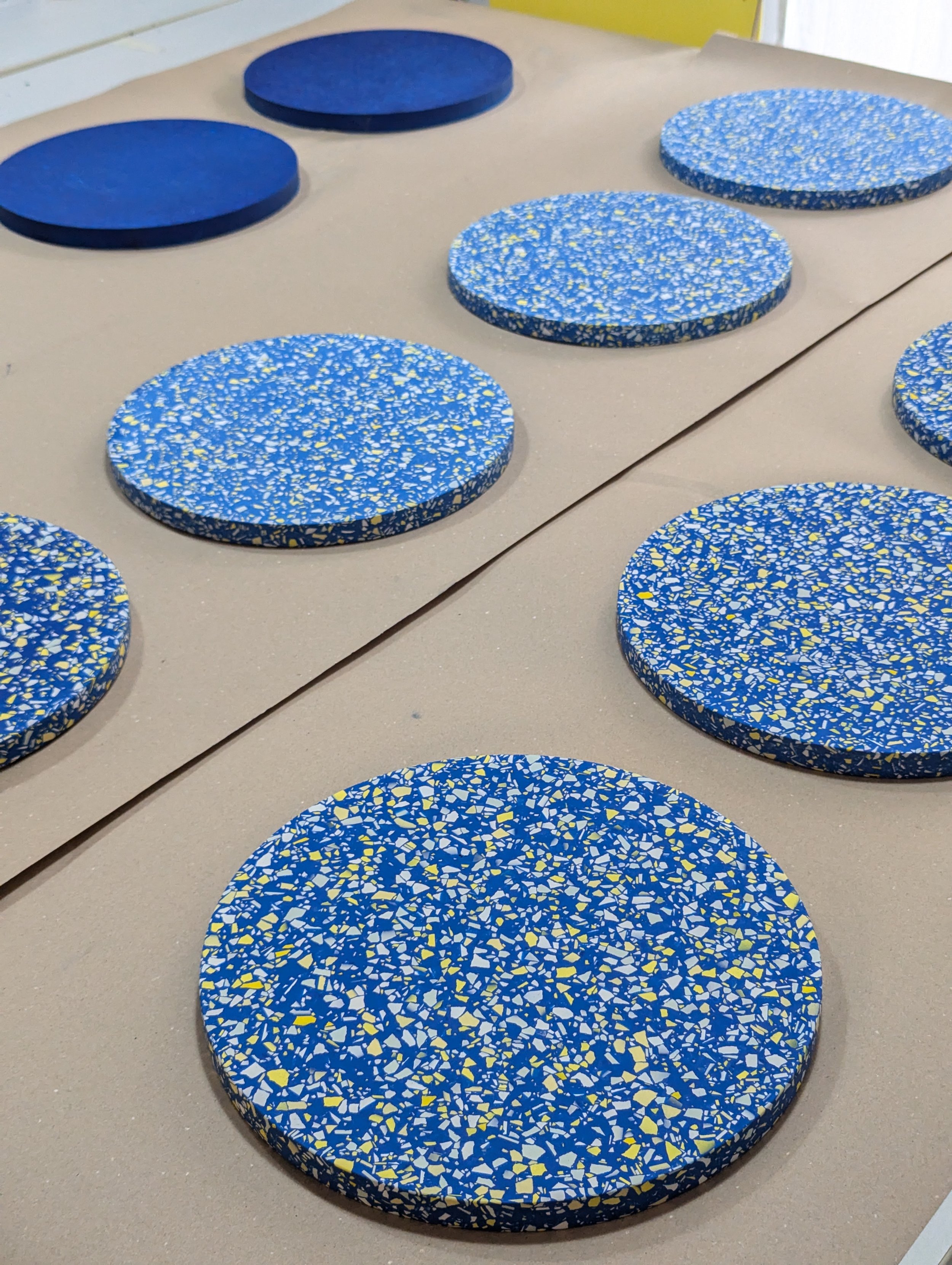 Kreisrunde Terrazzo-Tischplatte in individuellen CI-Farben für Anigo Space