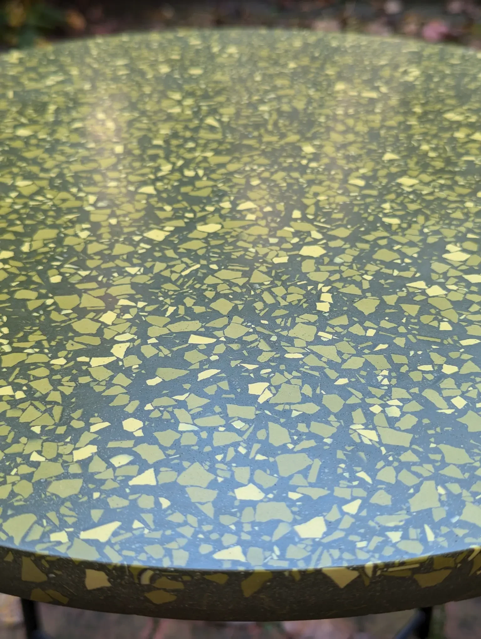 studio-wahoo-terrazzo-tischplatte-fuer-ikea-gladom-olive-03.webp