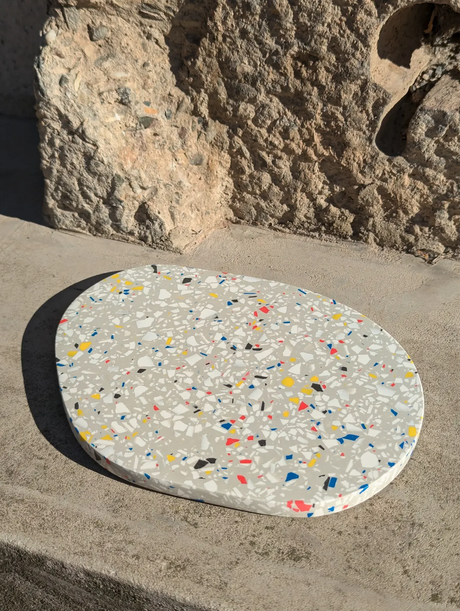 DROPS „Bauhaus“ (19,5 cm) – handgefertigtes Terrazzo-Tablett