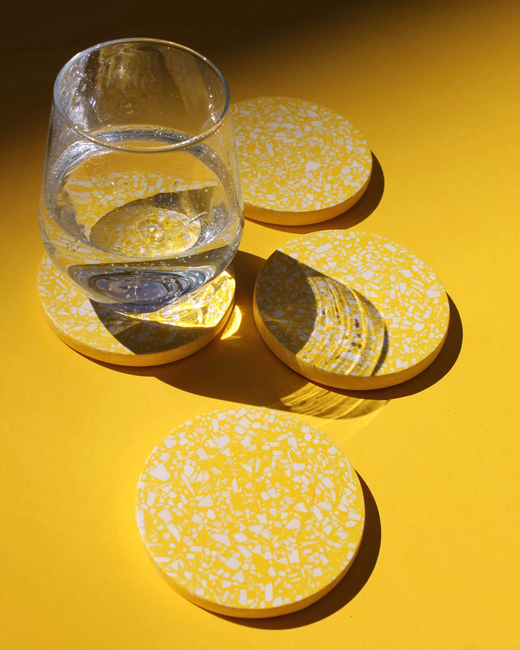 Terrazzo Untersetzer Set „Gelb“ – Jesmonite