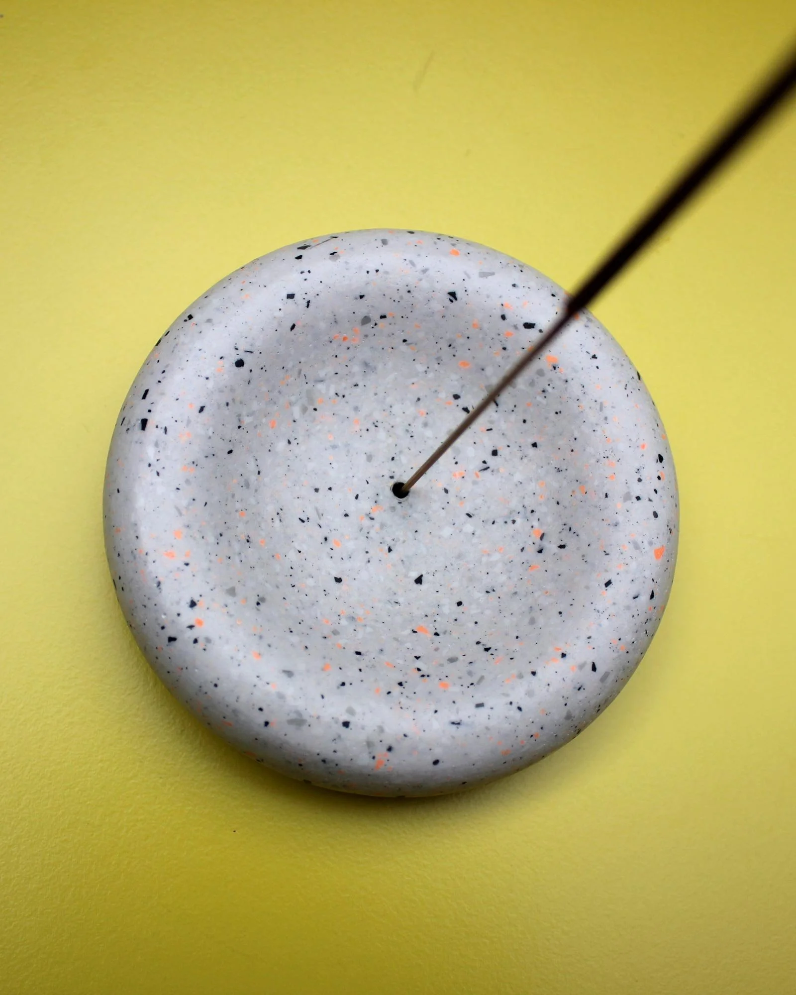 Everyday Ritual Object „Tiny Terrazzo Neon Orange“ Ø 8,5 cm – handgefertigte Schale