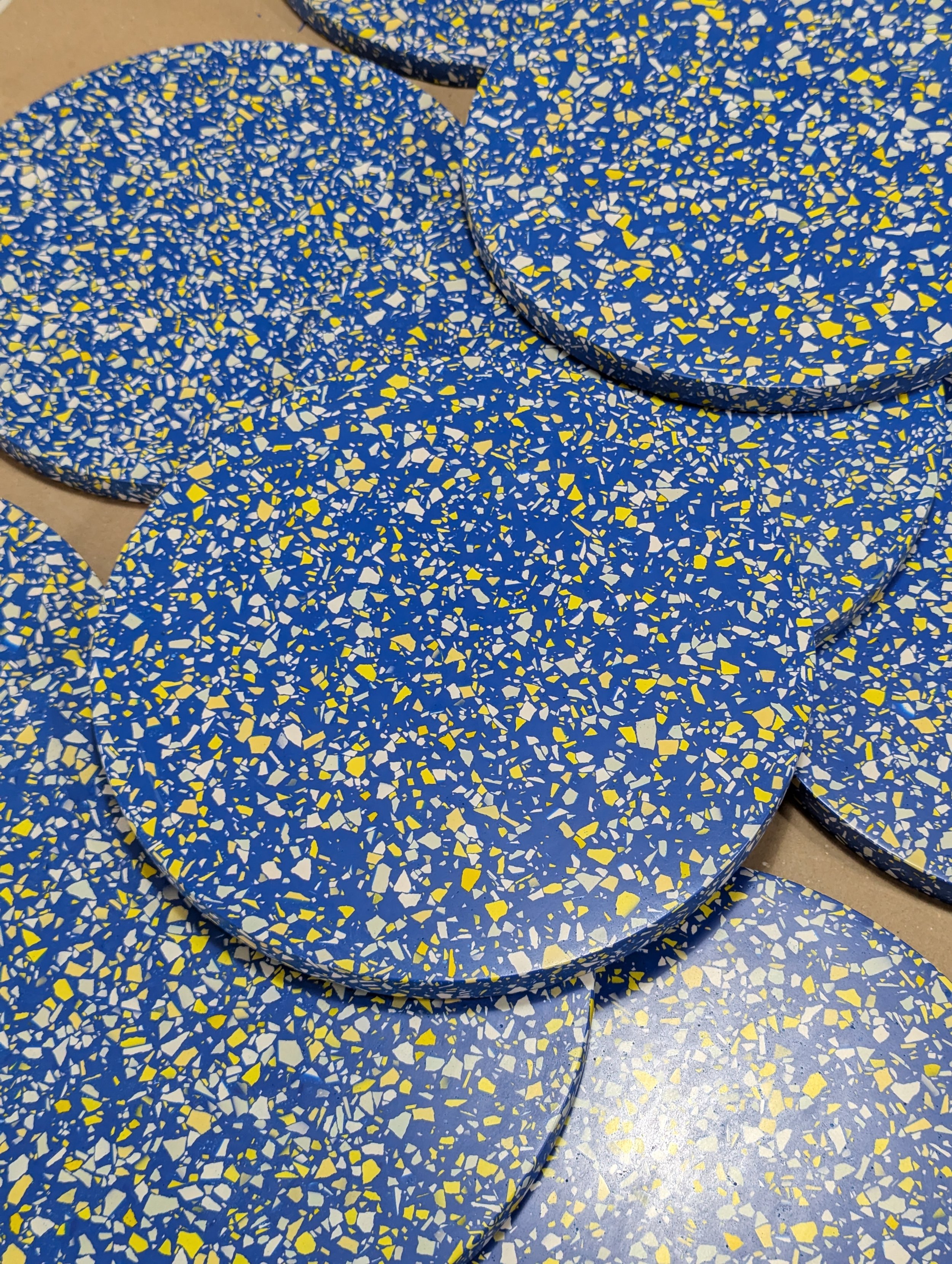 Kreisrunde Terrazzo-Tischplatte in individuellen CI-Farben für Anigo Space