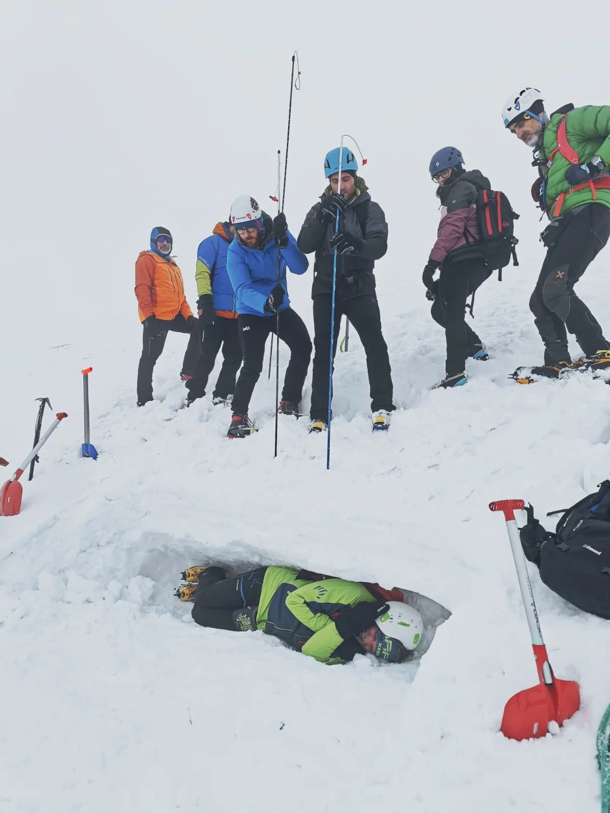 ricerca dispersi in valanga.jpeg