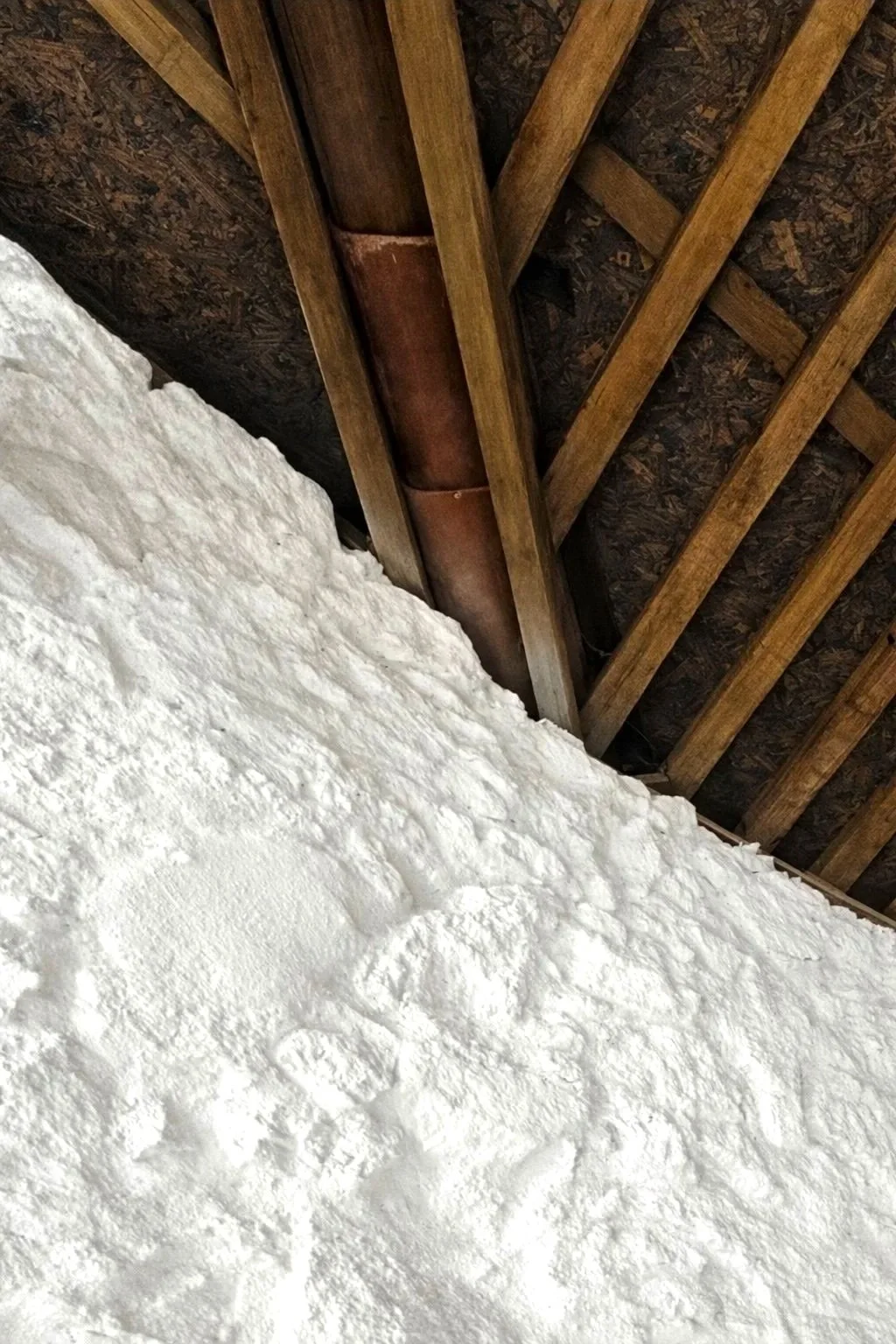 Detalle constructivo de cubierta en madera en la rehabilitación de la Escuela Unitaria de San Lorenzo en A Guarda, mostrando soluciones sostenibles en arquitectura de madera.
