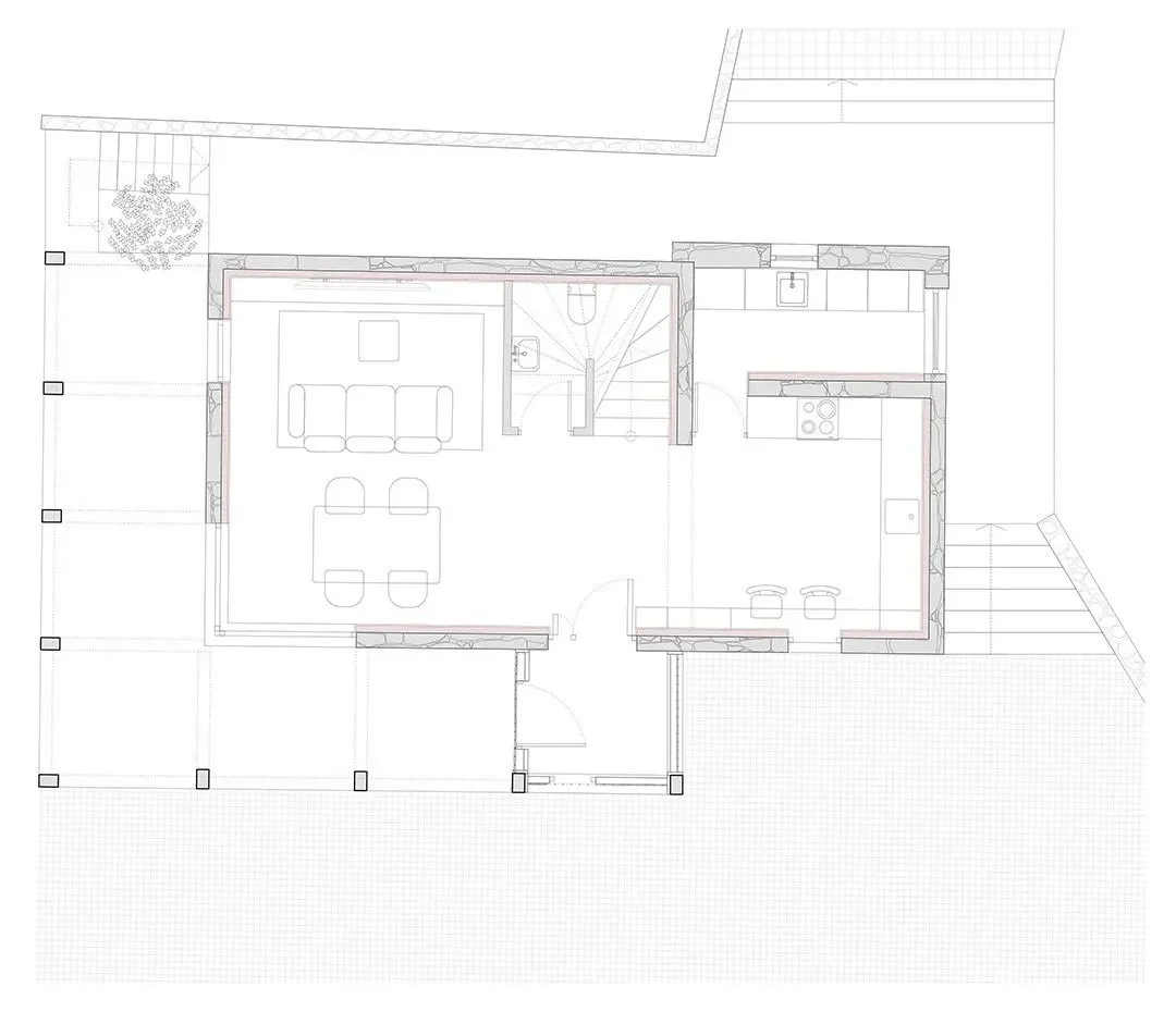 Plano de planta baja de vivienda rehabilitada en Chandebrito, Nigrán (Pontevedra), con organización abierta del espacio de día que integra salón, comedor y cocina, optimizando la funcionalidad y la relación interior-exterior.