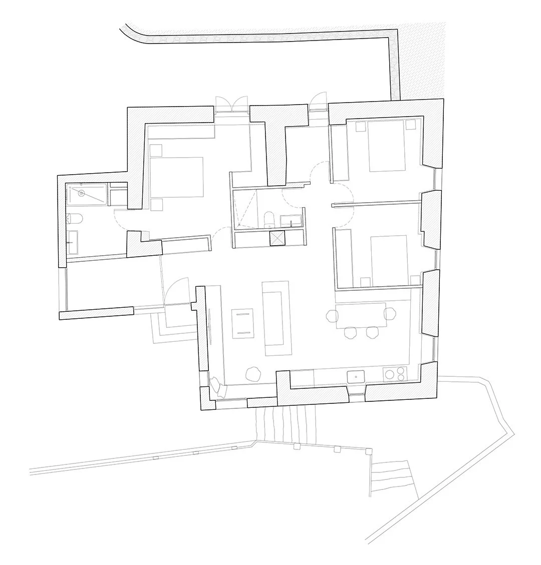 Plano de distribución de vivienda rehabilitada en Oia, donde la reorganización del programa interior permite espacios más abiertos y funcionales, mejorando la habitabilidad contemporánea en un entorno rural gallego.