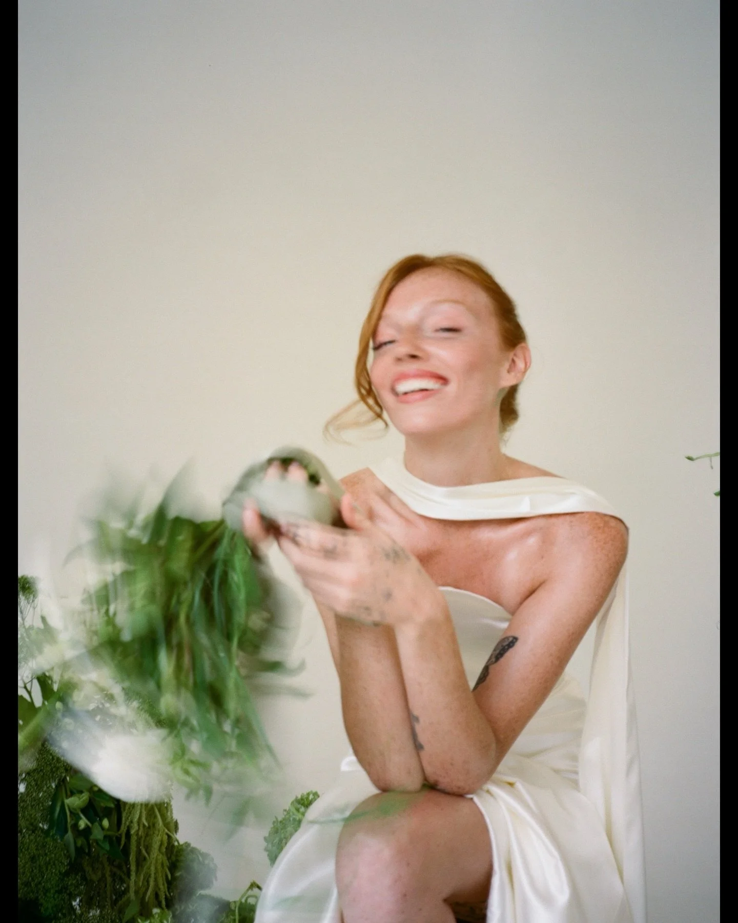 Imperfect bridal film images.
Shot on Fuji 120 mm, an ode to the perfectly imperfect,
and a love letter to all of my film brides who embrace
the movement and softness of analog.

Creative team:
Model: Carly Childers
Florals: Revelation Floral
Studio: