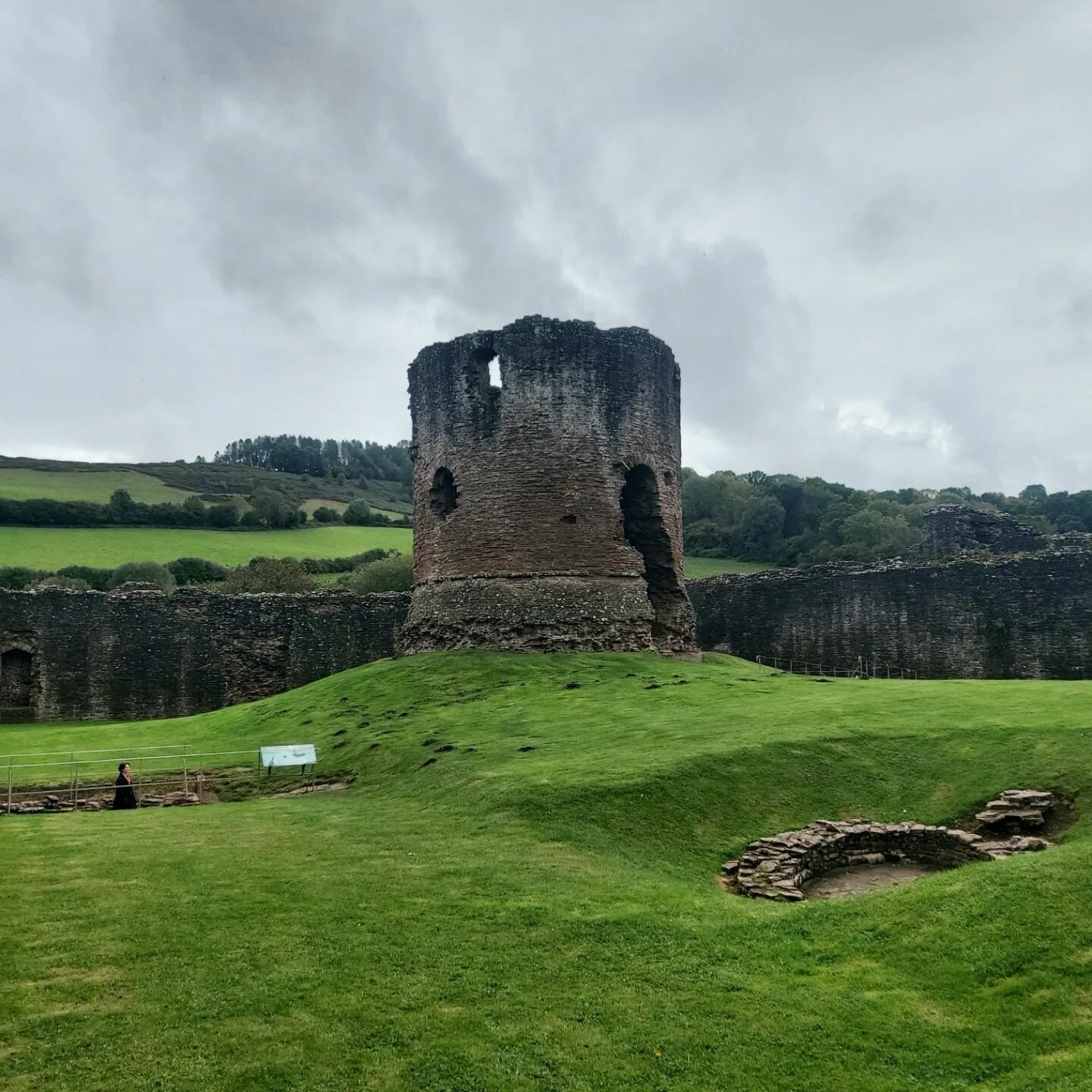 Have you ever been to Skenfrith Castle? Did you know that back in the day the water gate door led to a wharf where large ships moored up beside the castle to be unloaded? You can go through the water gate door today and walk along the bank of the riv