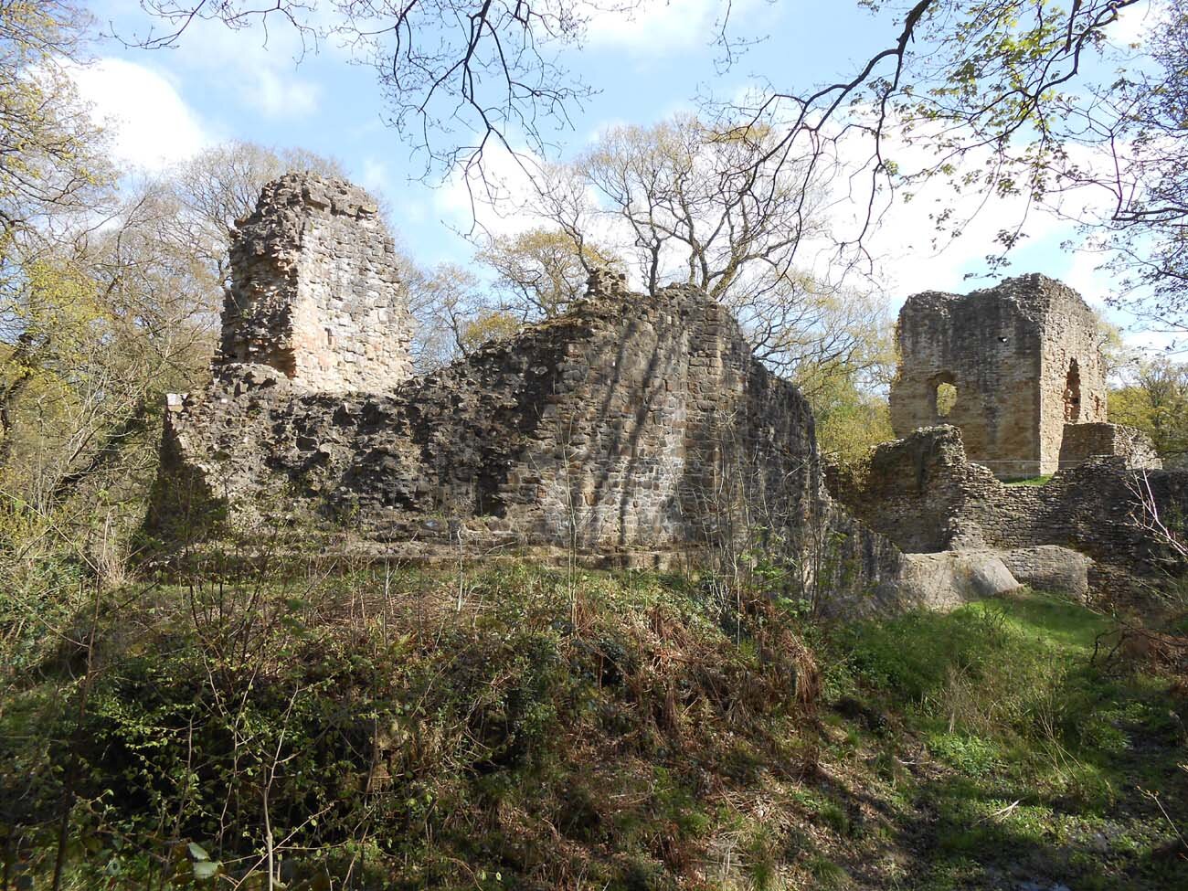 🏰 Croeso Castle Crawlers! 🏰
This week we take a look at Ewloe Castle! One of the castles built by Native Welsh Prince Llewelyn ap Gruffudd - with an apsidal tower, characteristic of the architecture of Welsh Princes.
If you have any pictures from y