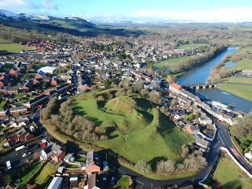 http://www.ecastles.co.uk/builth.html