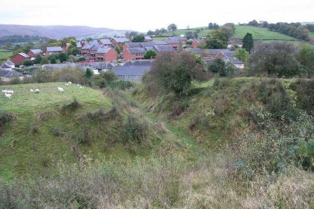 https://en.wikipedia.org/wiki/Builth_Castle#/media/File:Builth_Castle_-_geograph.org.uk_-_1025212.jpg