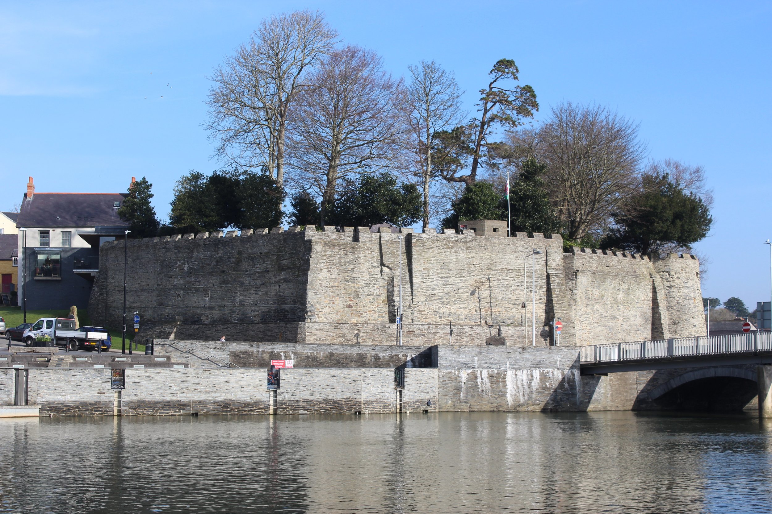 https://en.wikipedia.org/wiki/Cardigan_Castle#/media/File:Cardigan_Castle_-_south_western_aspect-Geograph-6075948-by-M-J-Roscoe.jpg
