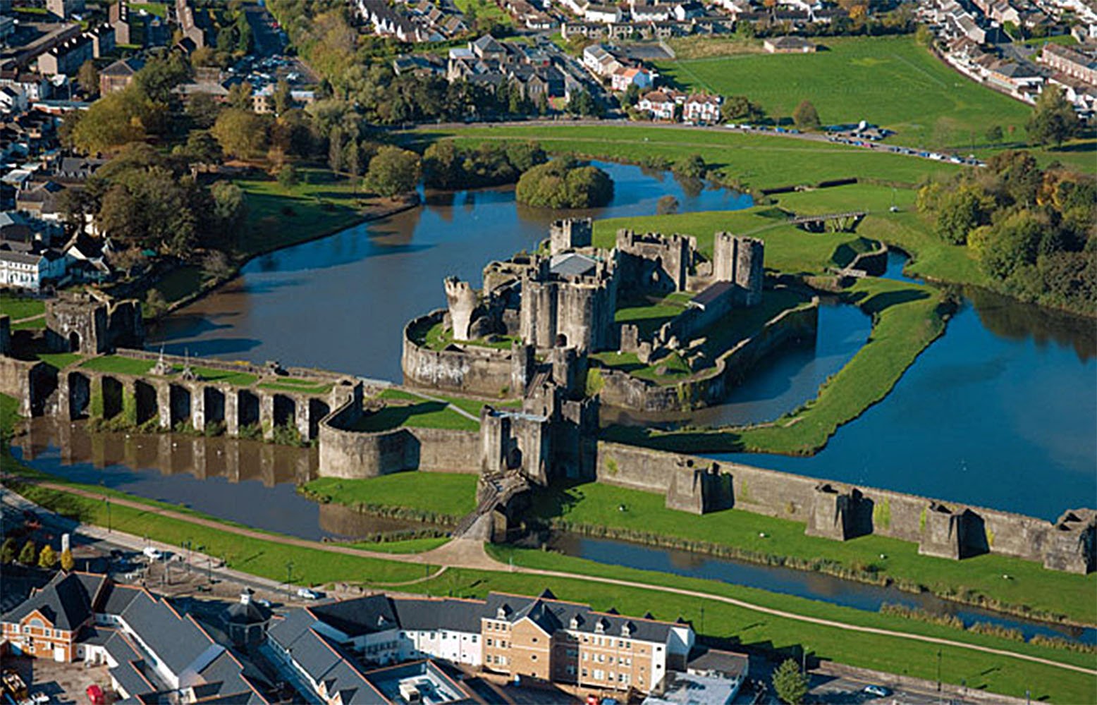 https://en.wikipedia.org/wiki/Caerphilly_Castle#/media/File:Caerphilly_aerial.jpg