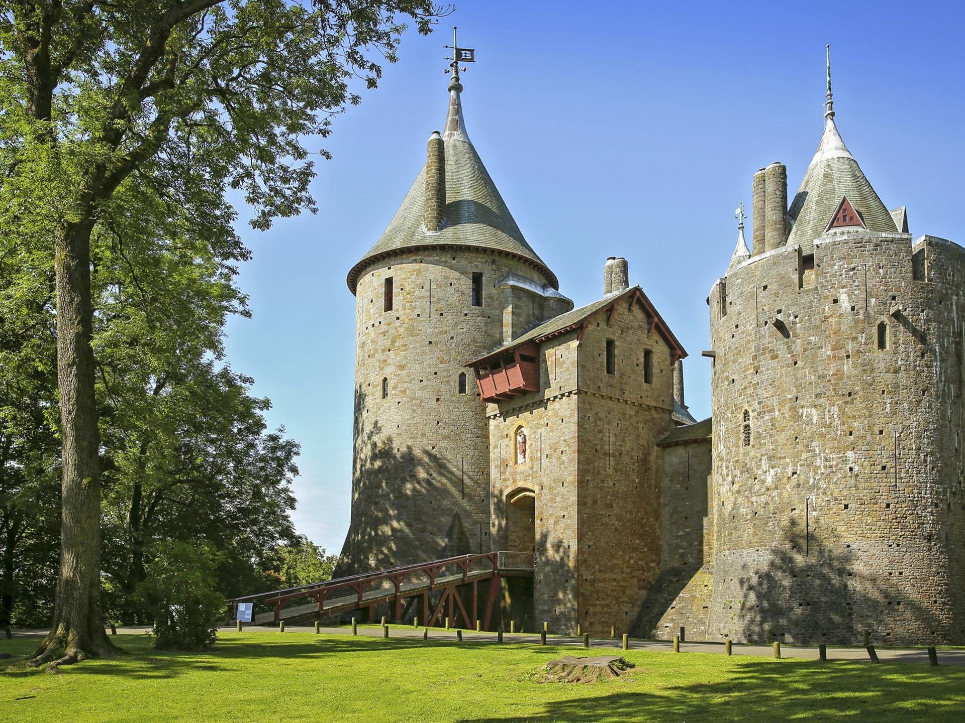 https://www.visitwales.com/attraction/castle/castell-coch-cadw-516101