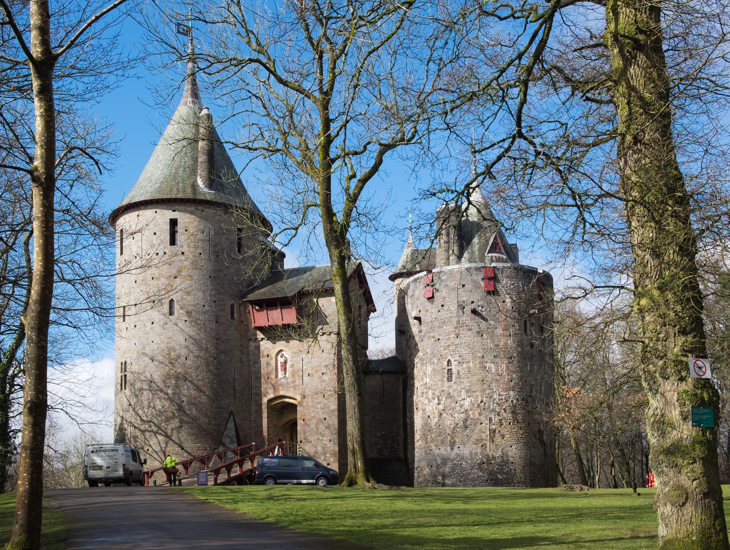 https://en.wikipedia.org/wiki/Castell_Coch#/media/File:Castell_Coch_2018.jpg