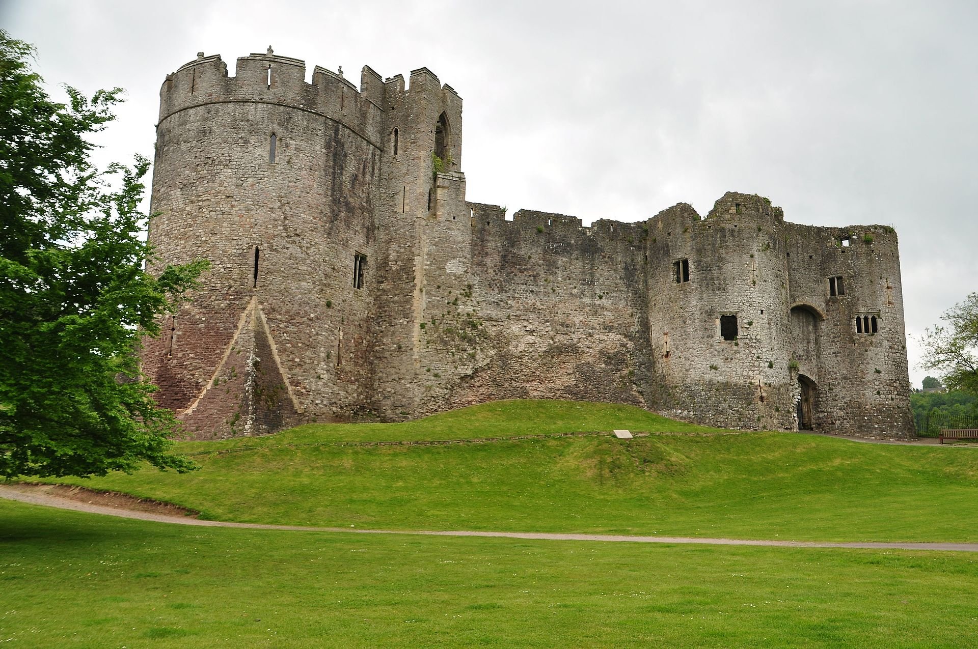https://en.wikipedia.org/wiki/Chepstow_Castle#/media/File:Chepstow_Castle_(4197).jpg