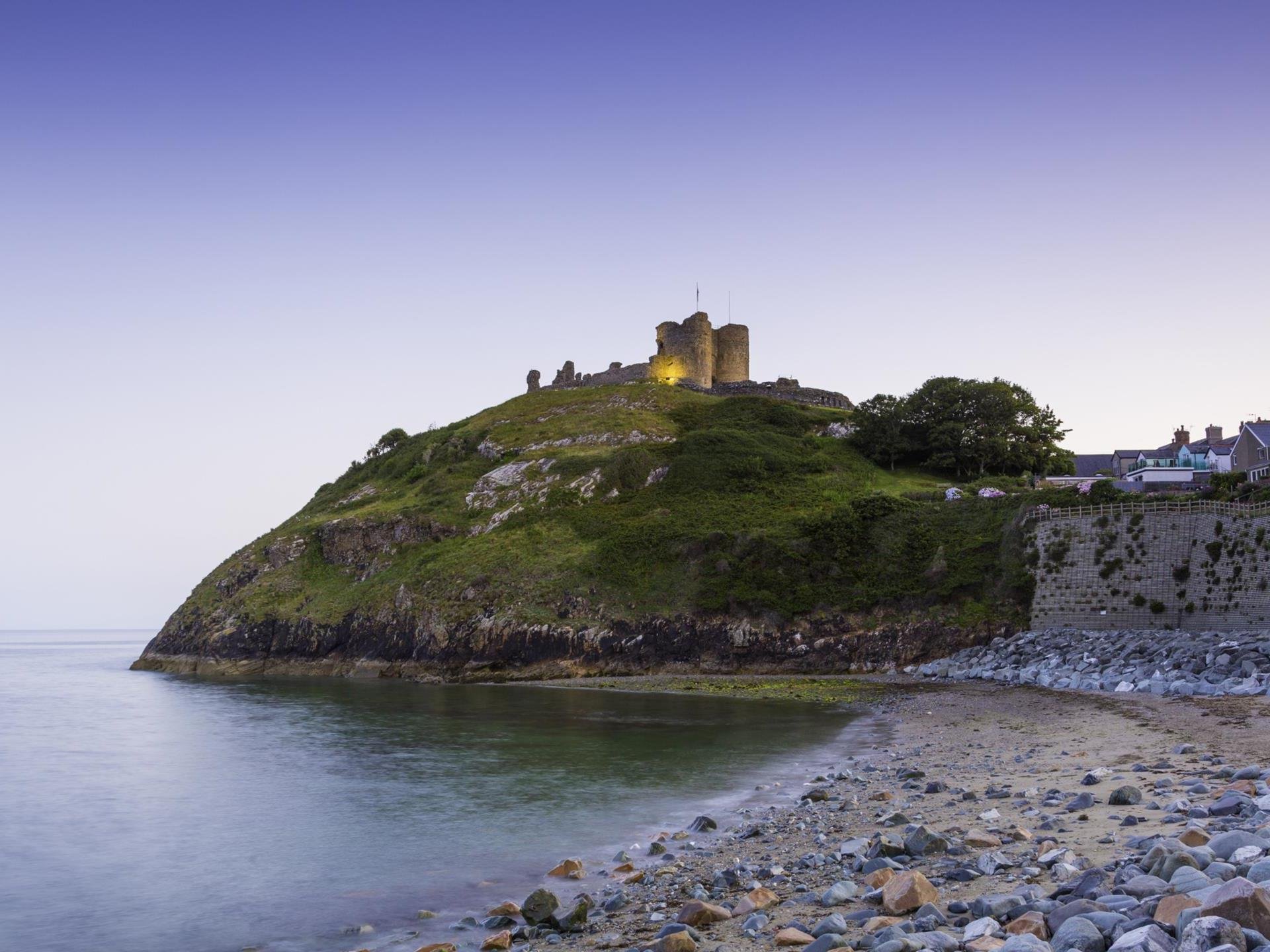https://www.visitwales.com/attraction/castle/criccieth-castle-cadw-527821