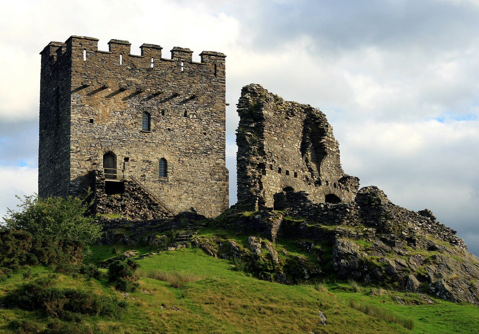 https://en.wikipedia.org/wiki/Dolwyddelan_Castle#/media/File:Dolwyddelan_Castle,_Conwy,_Wales_(cropped).jpg