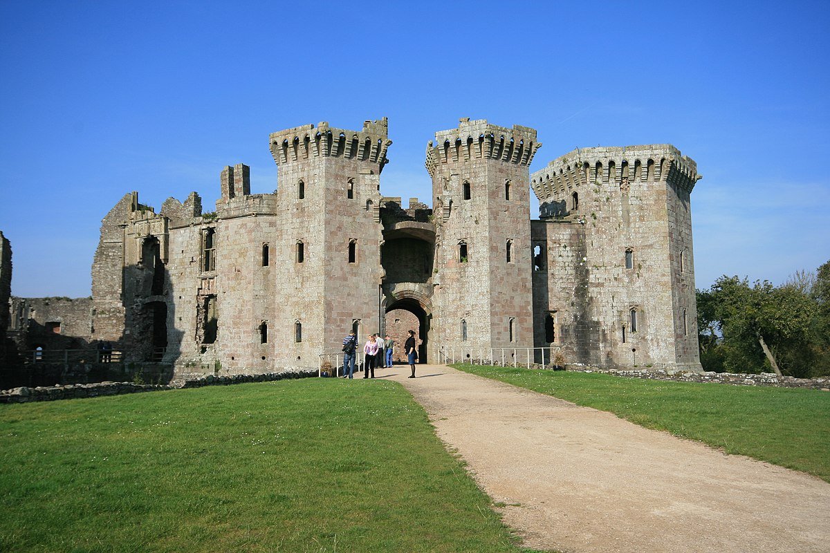 https://en.wikipedia.org/wiki/Raglan_Castle#/media/File:Raglan_Castle's_main_entrance.jpg