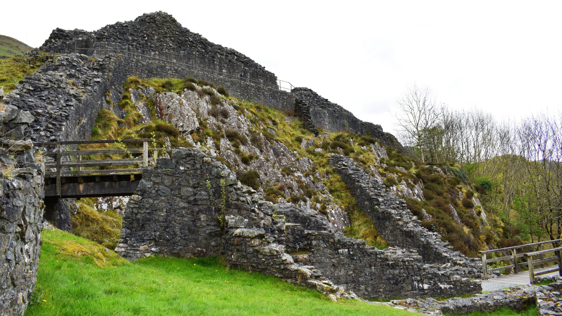 https://crazyaboutcastles.com/welsh-castles/castell-y-bere/