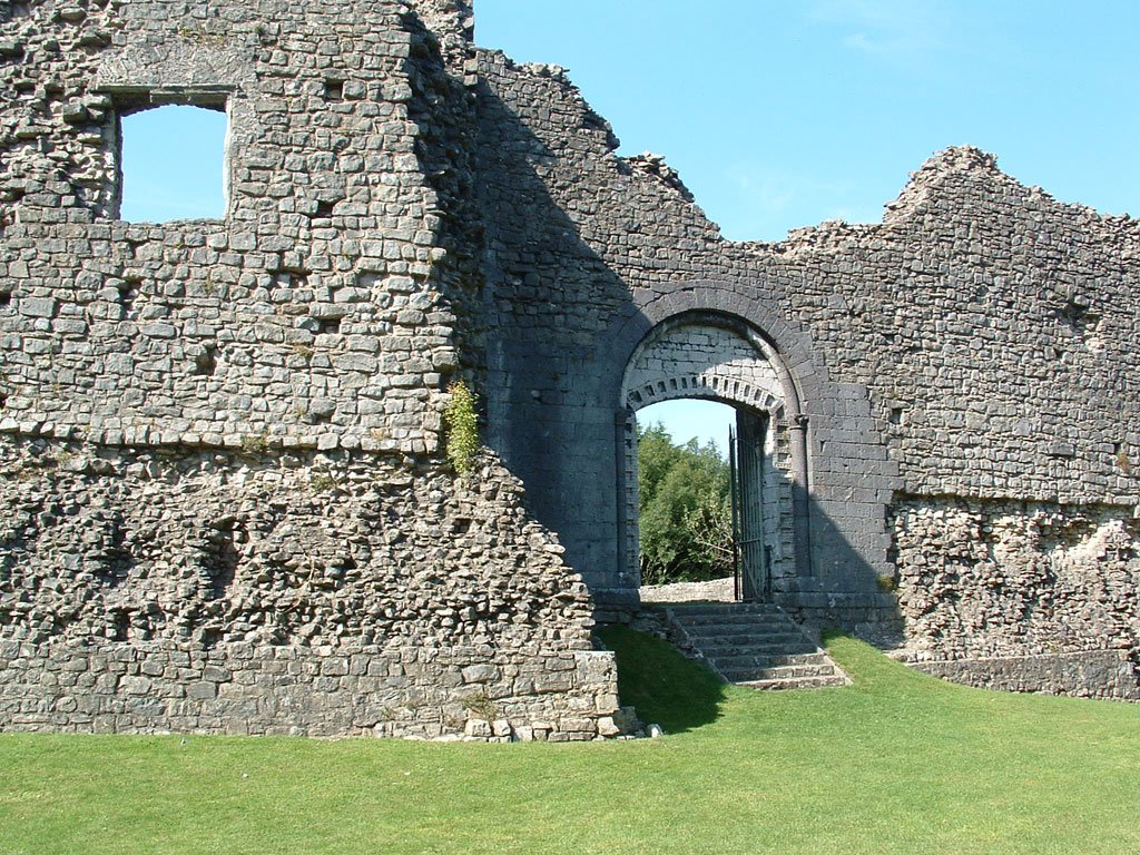 https://en.wikipedia.org/wiki/Newcastle_Castle,_Bridgend#/media/File:Newcastle_Castle_Bridgend.jpg