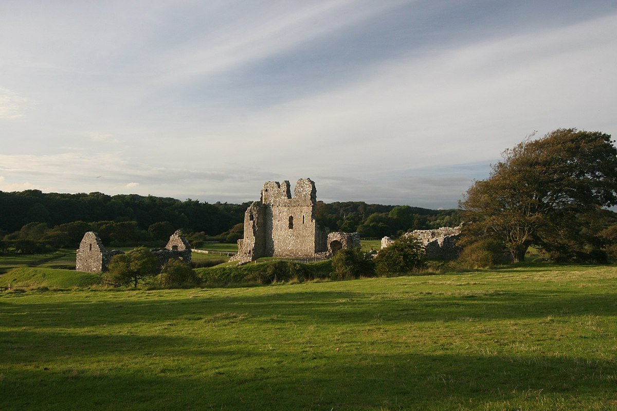 https://en.wikipedia.org/wiki/Ogmore_Castle#/media/File:Ogmore_Castle_5085.jpg
