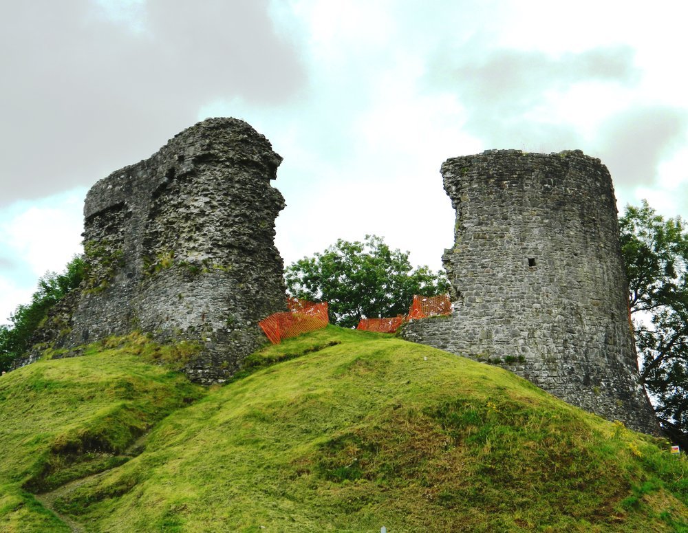 https://castle-finders.co.uk/Wales/llandovery%2520castle.html