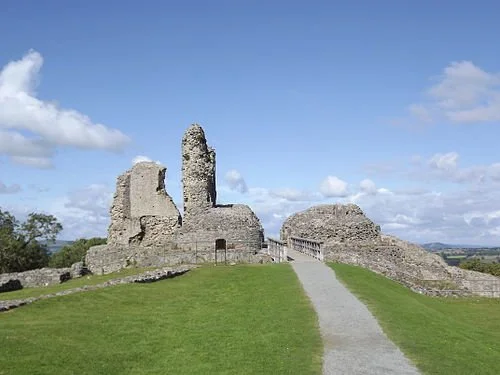 https://en.wikipedia.org/wiki/Montgomery_Castle#/media/File:Castle_and_Path.JPG
