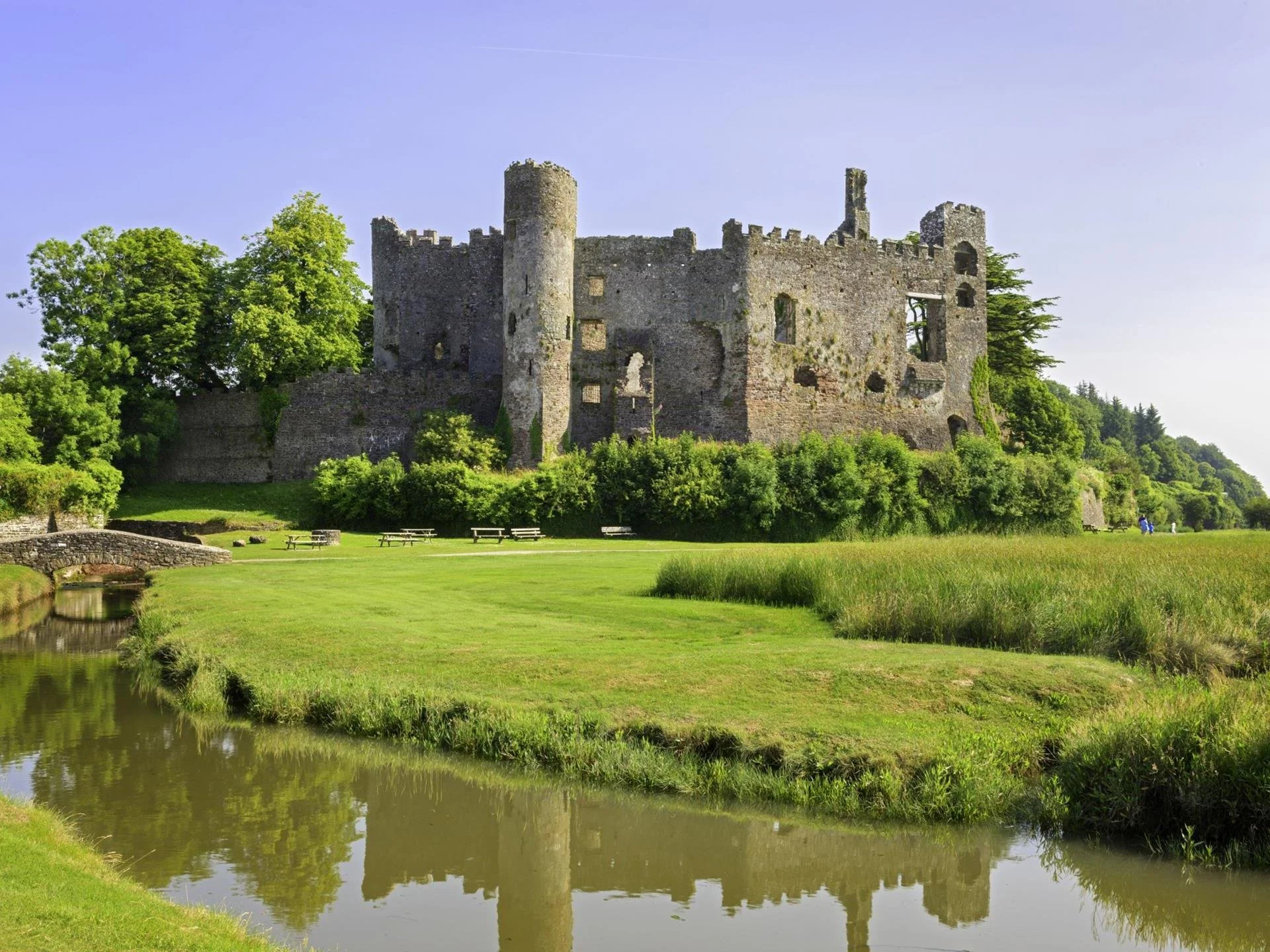 https://www.visitwales.com/attraction/castle/laugharne-castle-cadw-517482