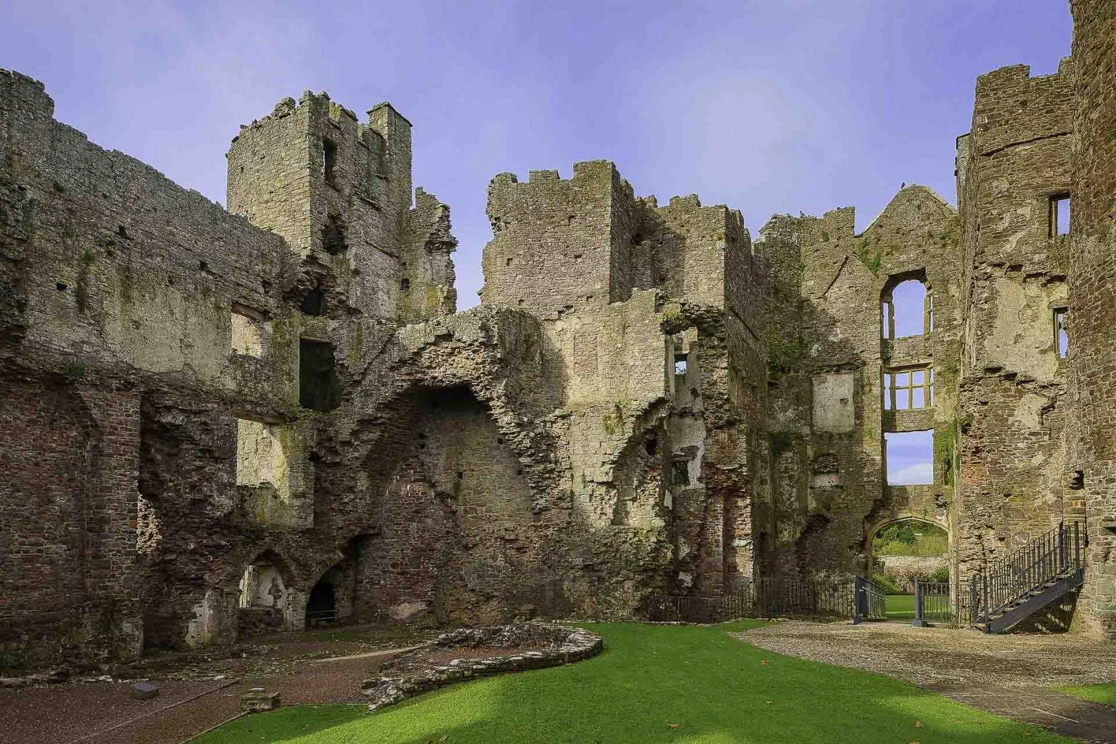 https://cadw.gov.wales/visit/places-to-visit/laugharne-castle