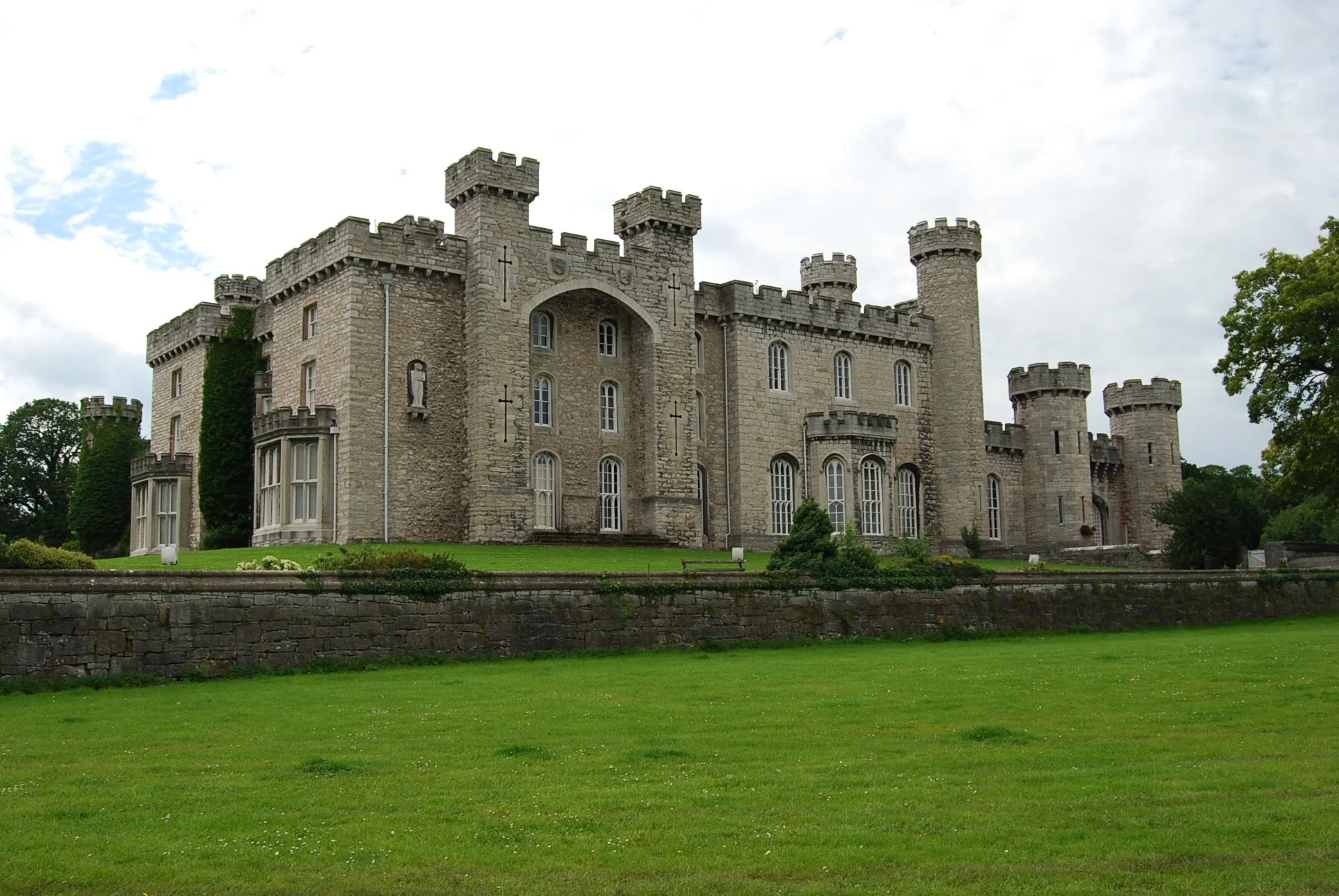 https://great-castles.com/bodelwyddan.html