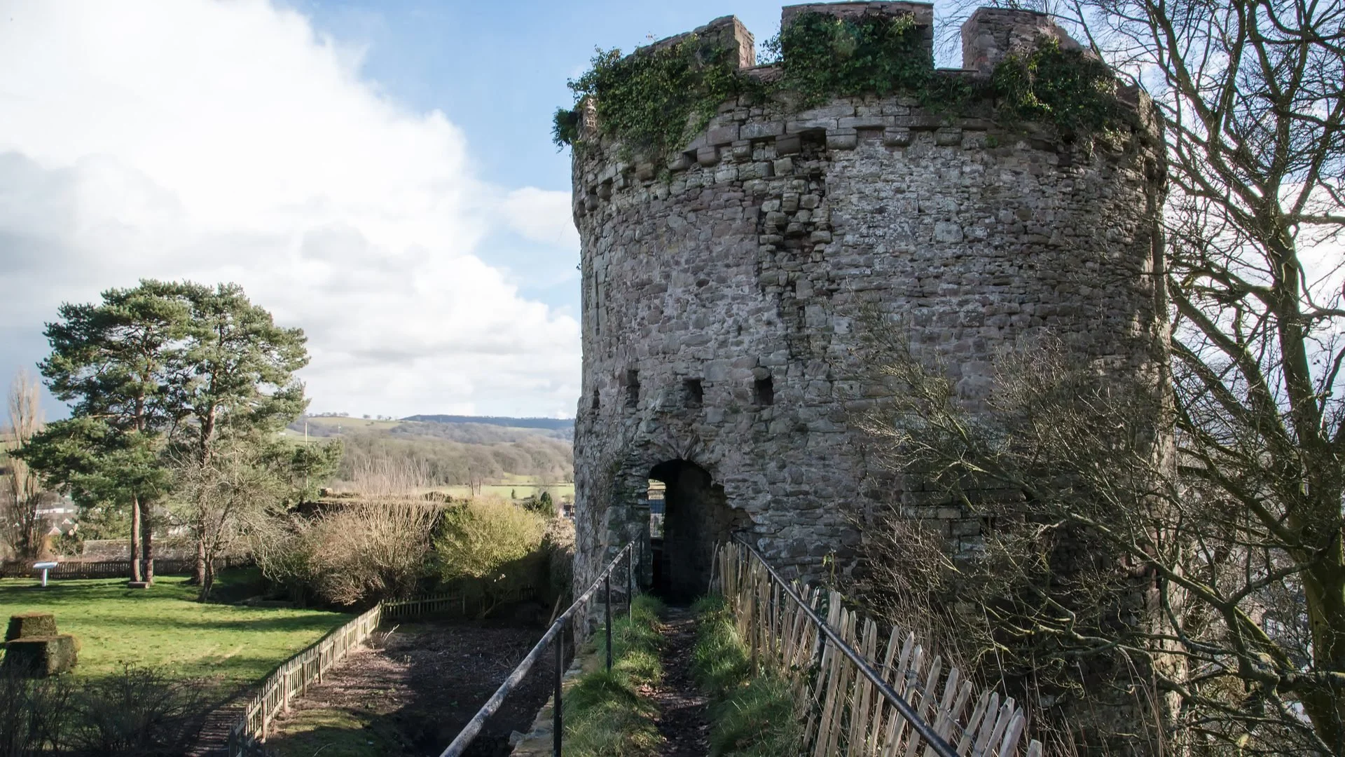 https://crazyaboutcastles.com/welsh-castles/usk-castle/