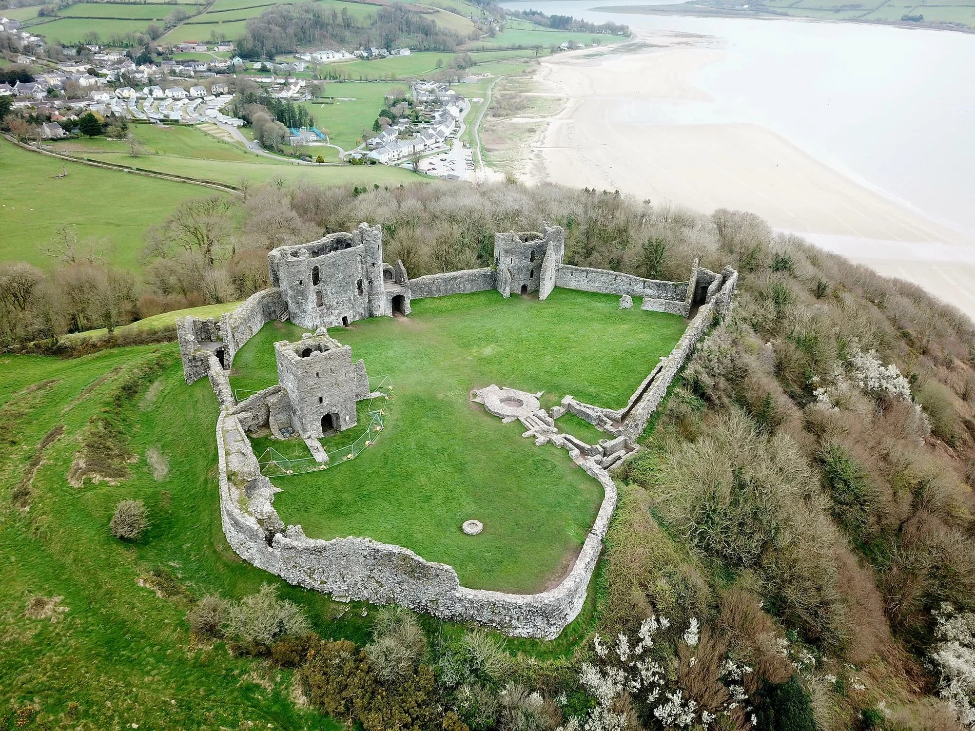 https://castle-finders.co.uk/Wales/llansteffan%2520castle.html