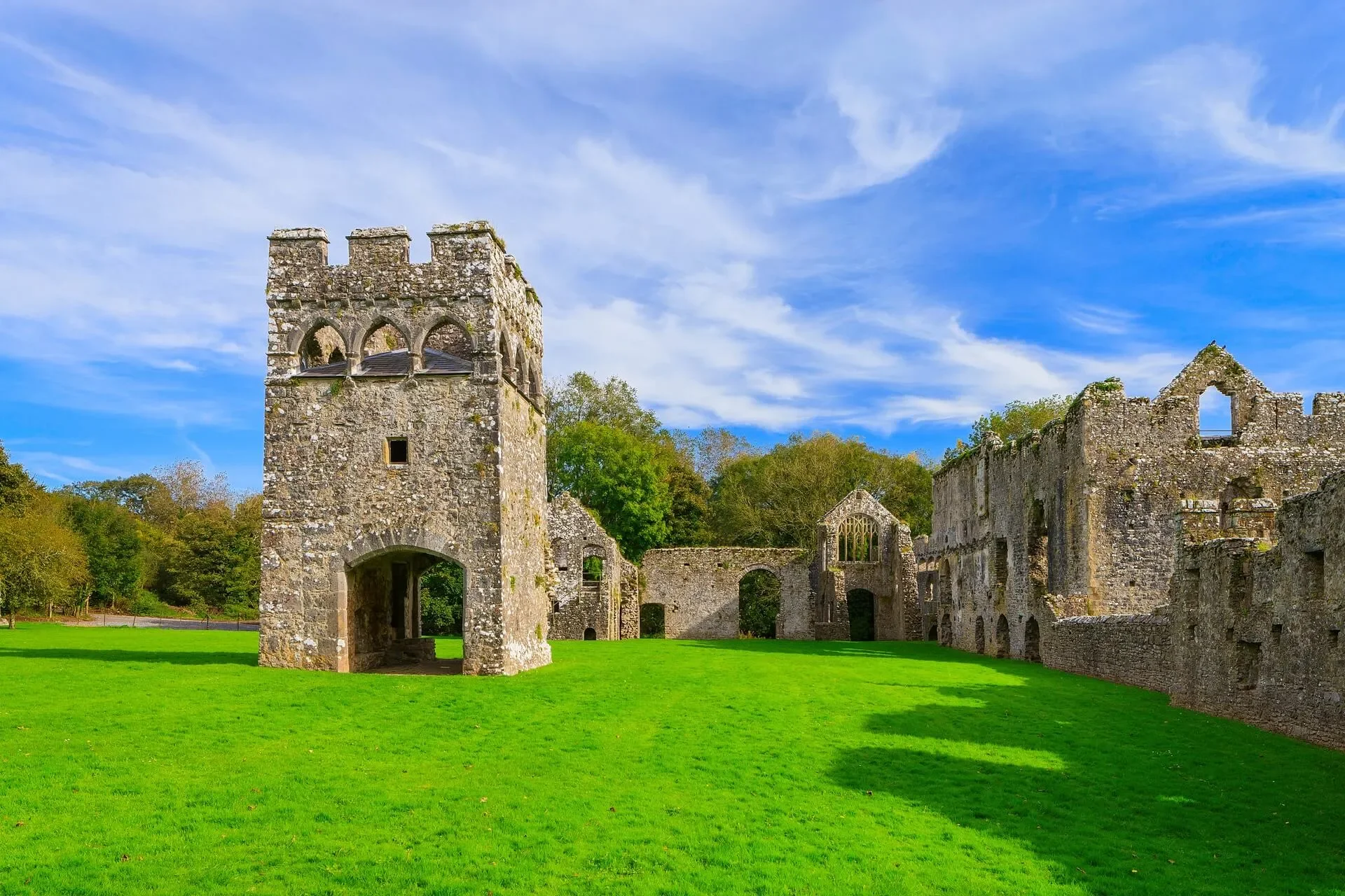   https://montysguide.com/listing/lamphey-bishops-palace/  